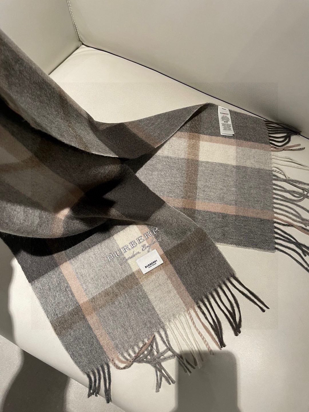 巴宝莉BURBERRY字母专柜款❗️ 顶级出口尾单刺绣👍货不多，下手一定要快，真心美的让人非常非常心动 