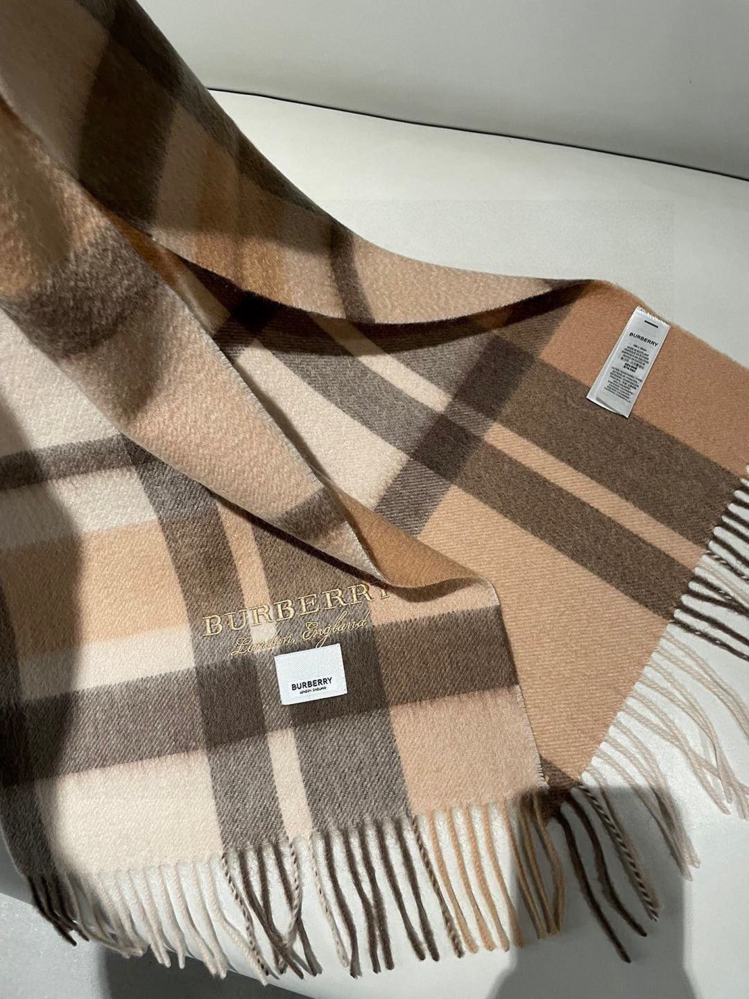 巴宝莉BURBERRY字母专柜款❗️ 顶级出口尾单刺绣👍货不多，下手一定要快，真心美的让人非常非常心动 