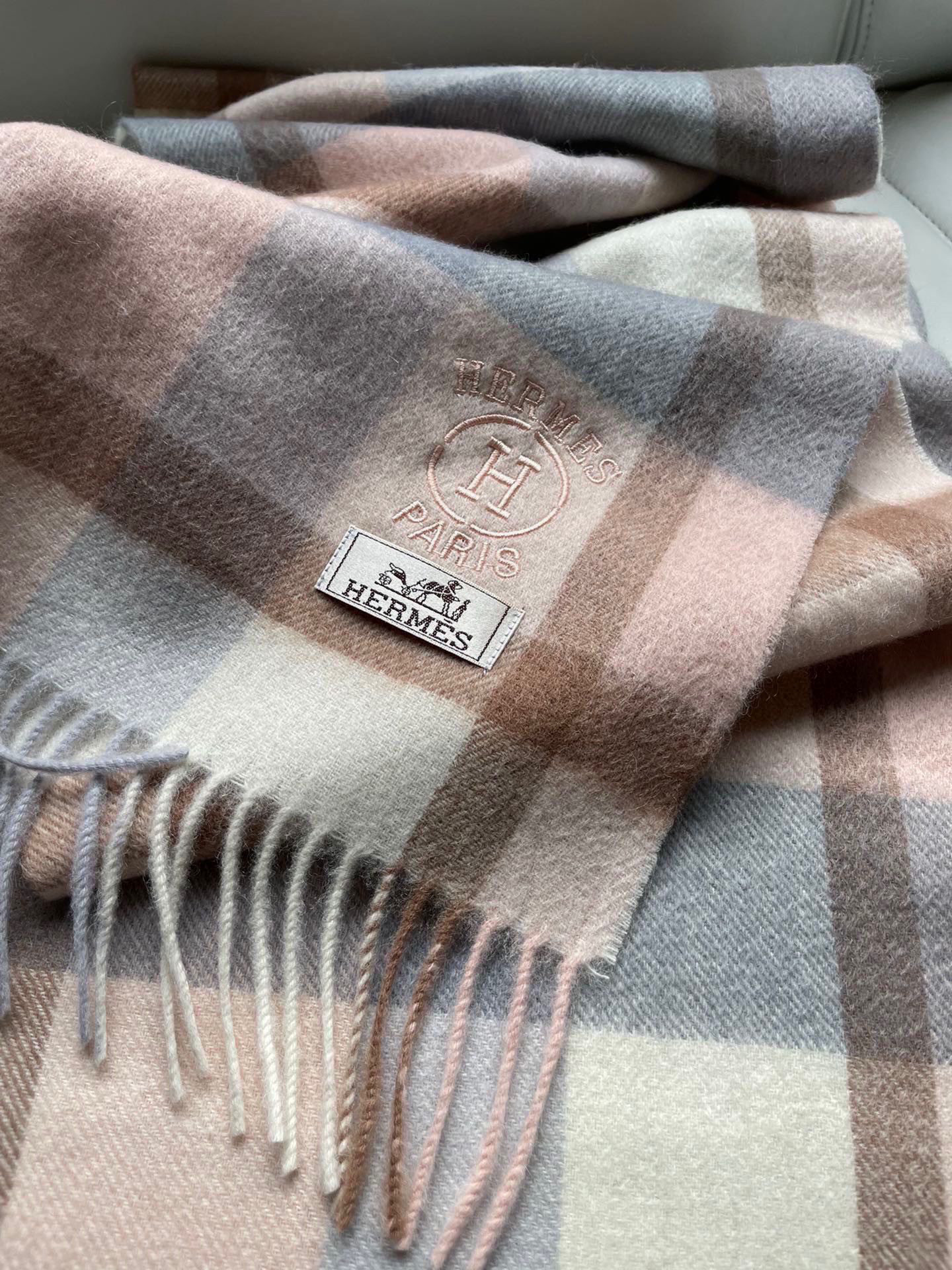 。🆕Hermes · 爱马仕女士经典格子拼接🎊重磅推荐💥 100%顶级山羊绒材质🔥非常保暖👑 柔软亲肤，