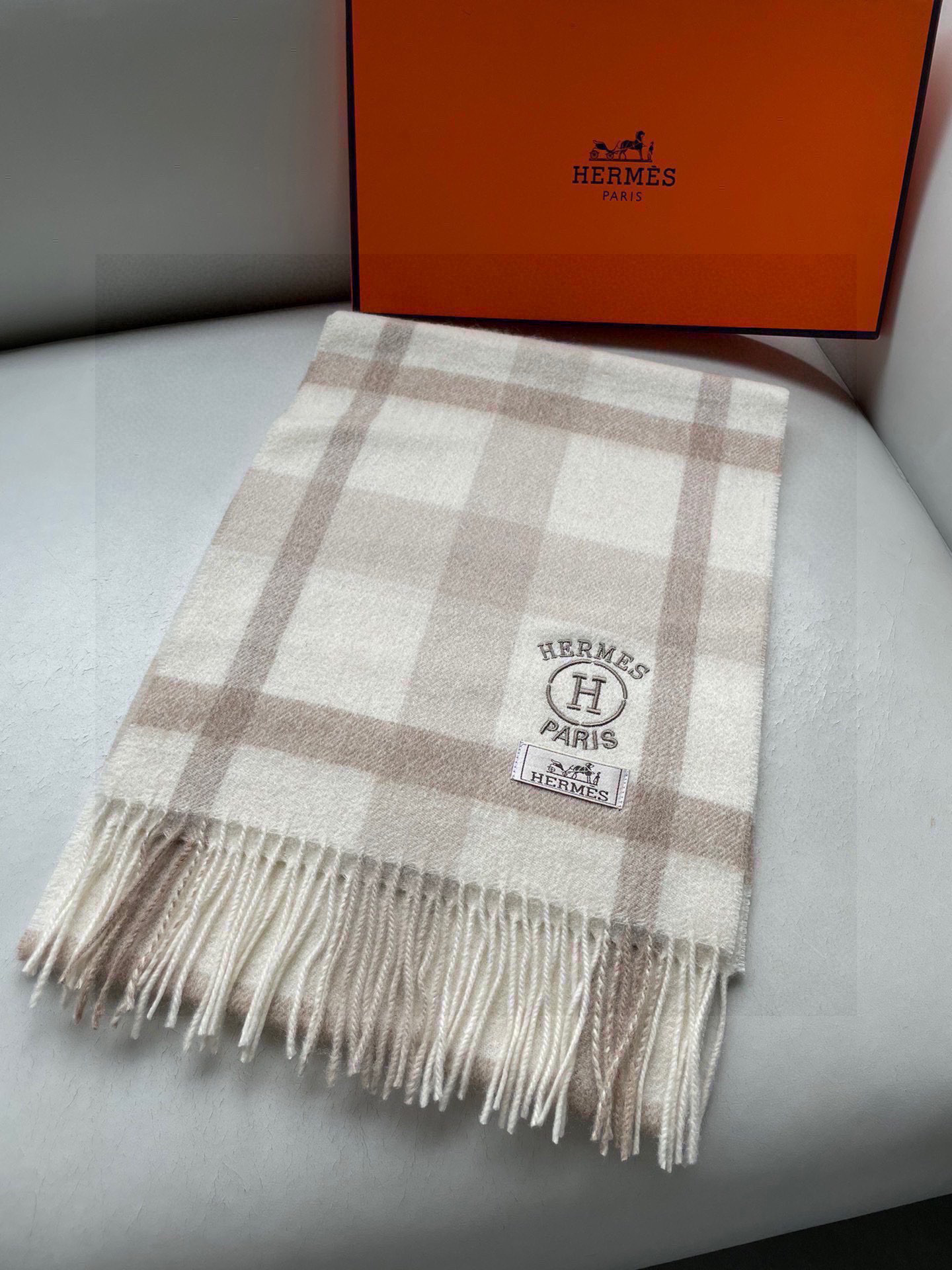 。🆕Hermes · 爱马仕女士经典格子拼接🎊重磅推荐💥 100%顶级山羊绒材质🔥非常保暖👑 柔软亲肤，