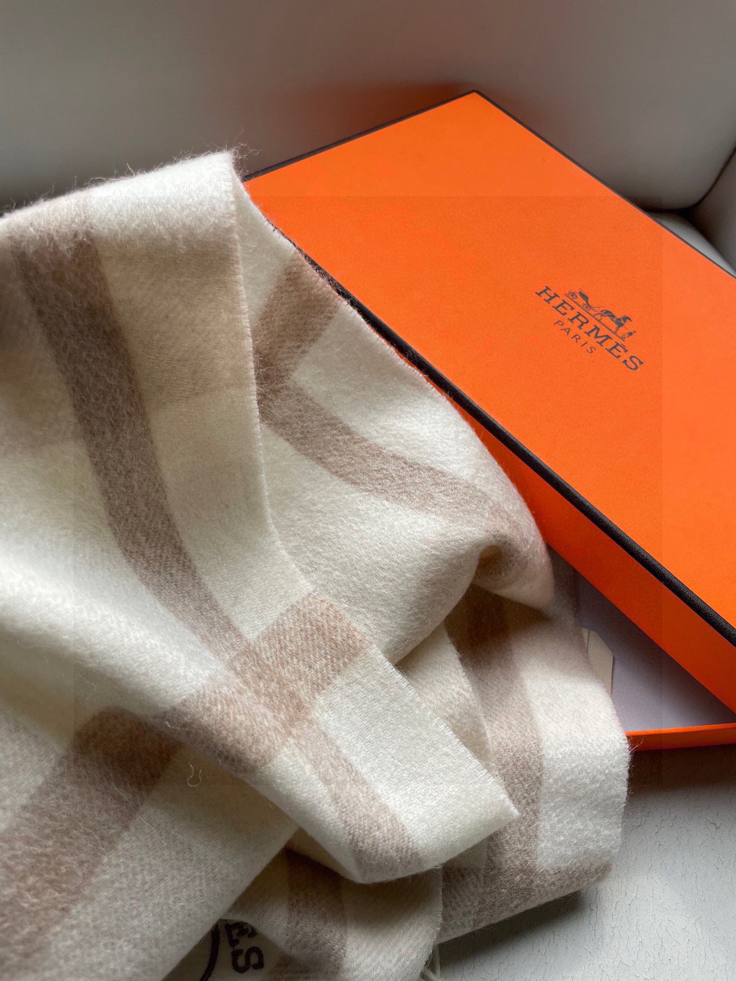 。🆕Hermes · 爱马仕女士经典格子拼接🎊重磅推荐💥 100%顶级山羊绒材质🔥非常保暖👑 柔软亲肤，