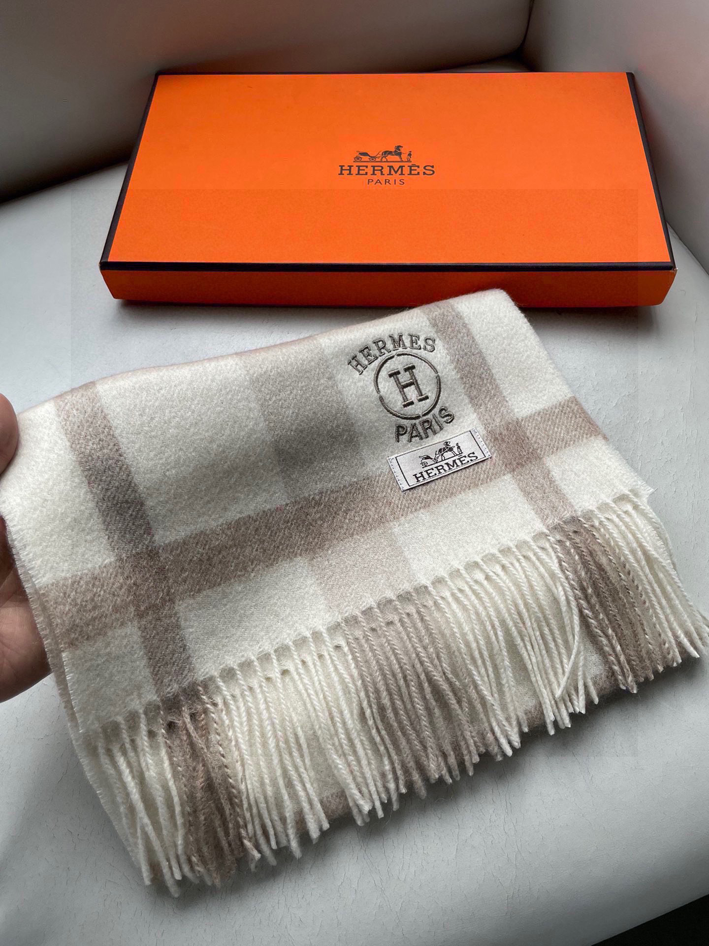 。🆕Hermes · 爱马仕女士经典格子拼接🎊重磅推荐💥 100%顶级山羊绒材质🔥非常保暖👑 柔软亲肤，