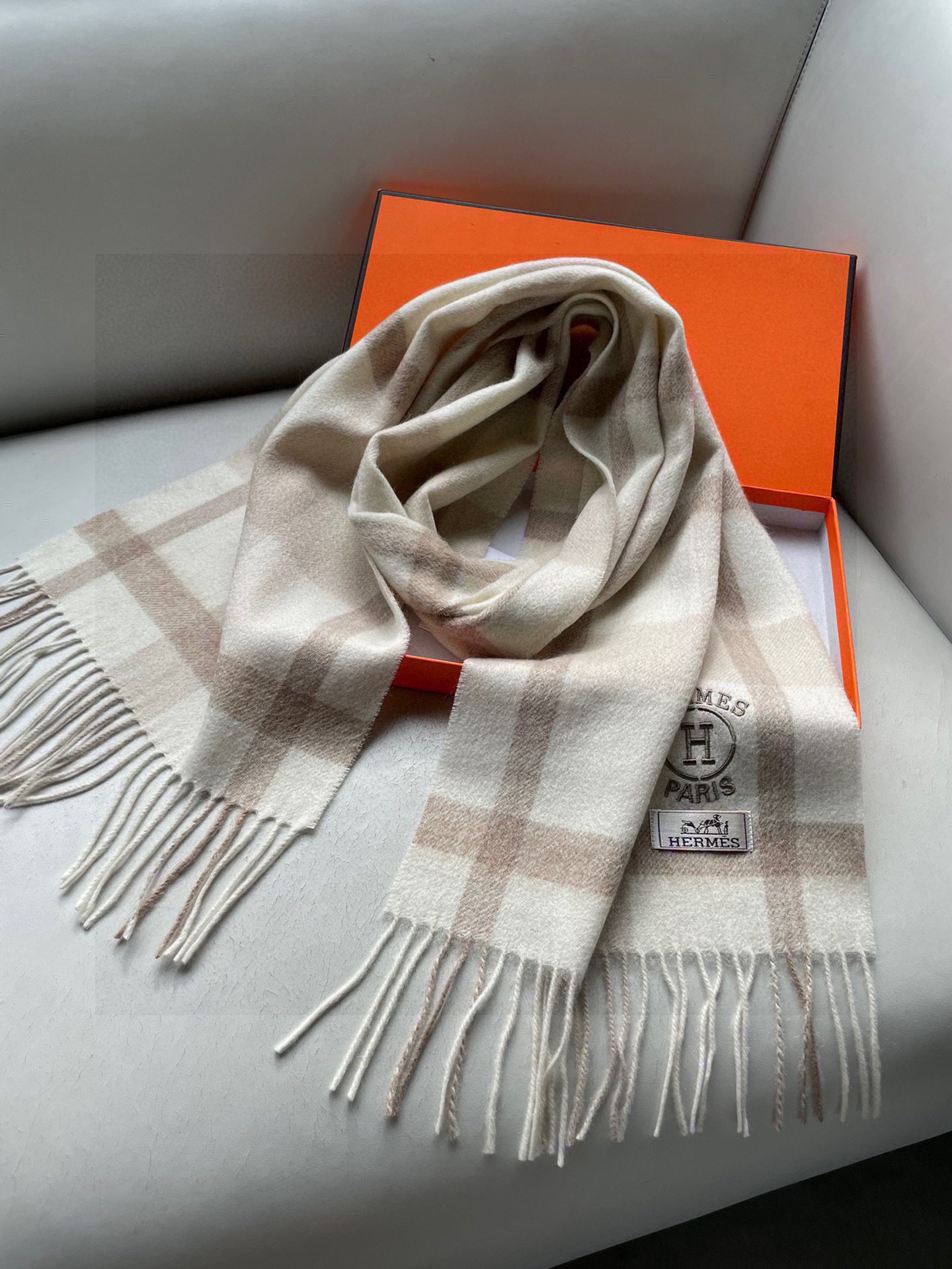 。🆕Hermes · 爱马仕女士经典格子拼接🎊重磅推荐💥 100%顶级山羊绒材质🔥非常保暖👑 柔软亲肤，