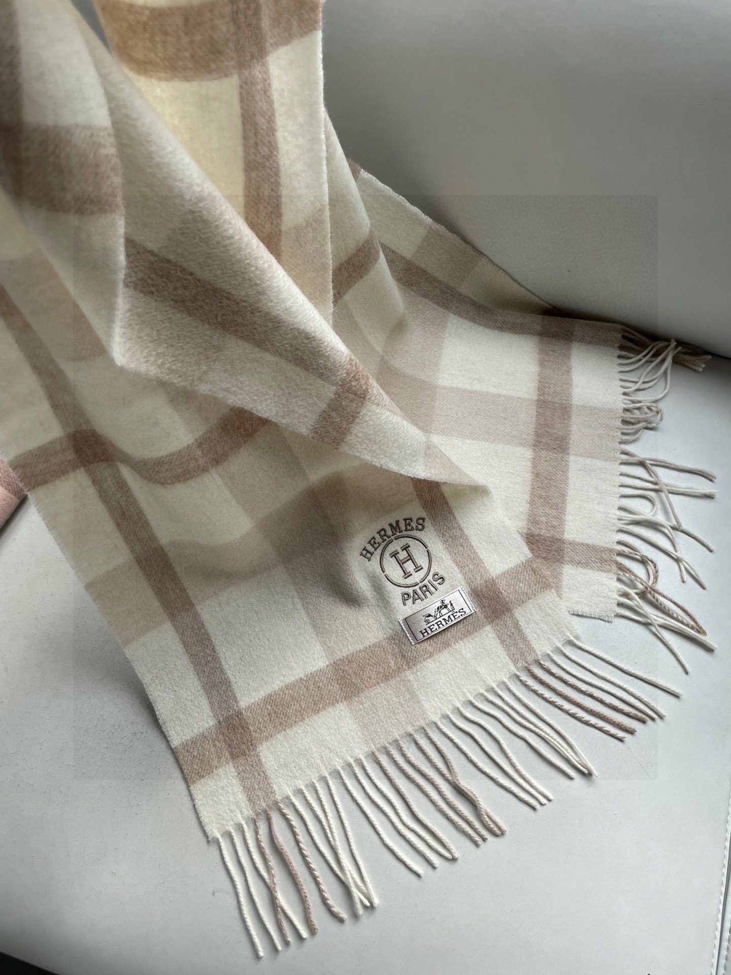 。🆕Hermes · 爱马仕女士经典格子拼接🎊重磅推荐💥 100%顶级山羊绒材质🔥非常保暖👑 柔软亲肤，