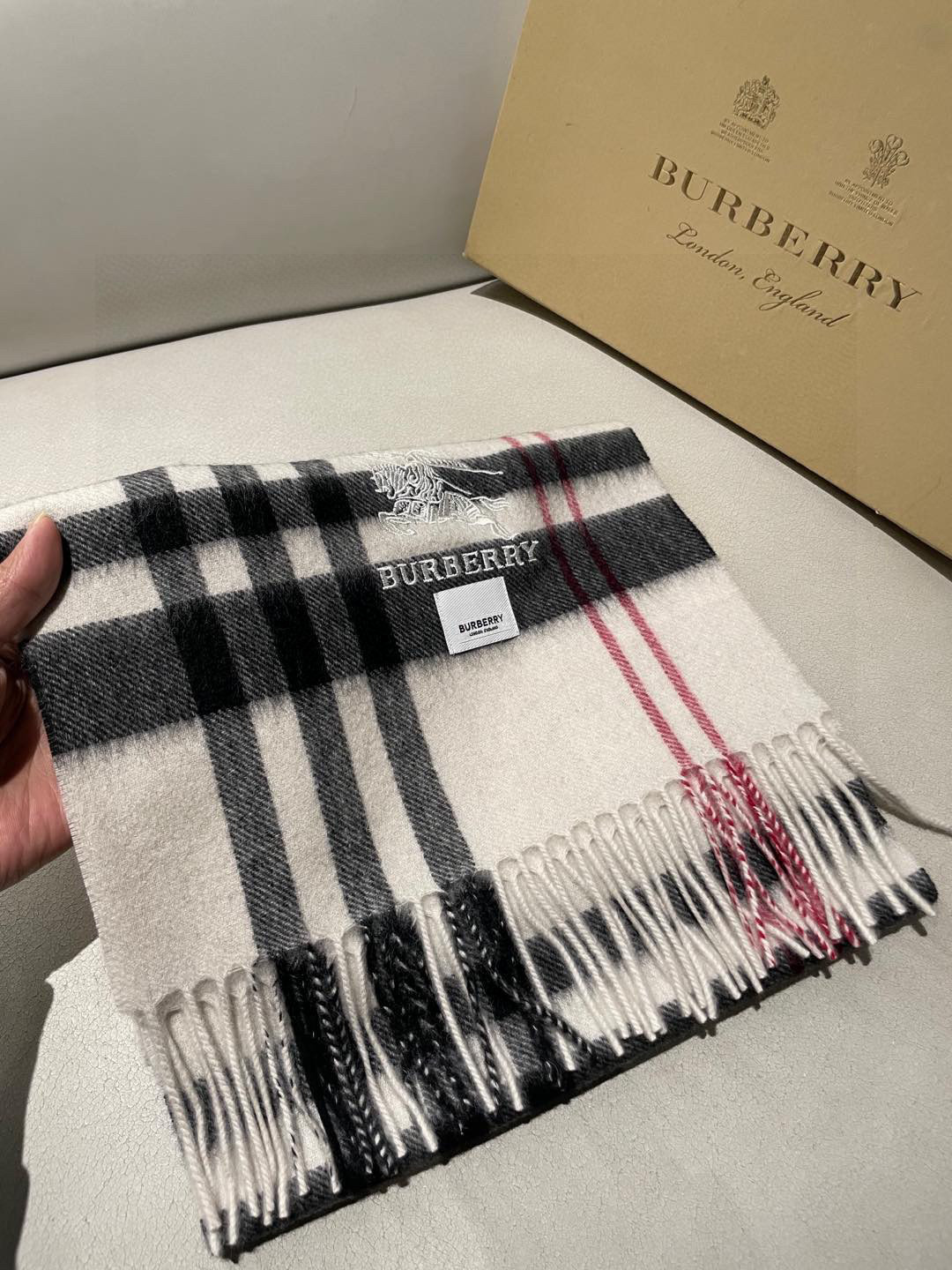 🔥巴宝莉经典格纹战马刺绣男女福利款❗️😍殿堂级御用芭芭家战马的经典格羊毛围巾🧣独家渠道货bulingbu