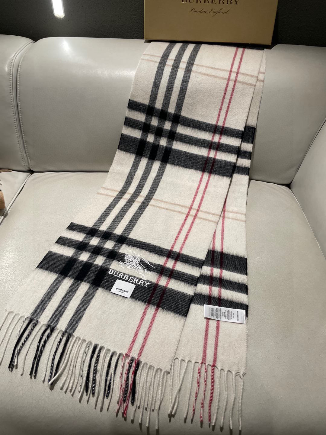 🔥巴宝莉经典格纹战马刺绣男女福利款❗️😍殿堂级御用芭芭家战马的经典格羊毛围巾🧣独家渠道货bulingbu
