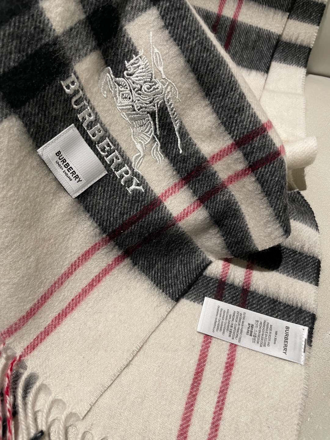 🔥巴宝莉经典格纹战马刺绣男女福利款❗️😍殿堂级御用芭芭家战马的经典格羊毛围巾🧣独家渠道货bulingbu