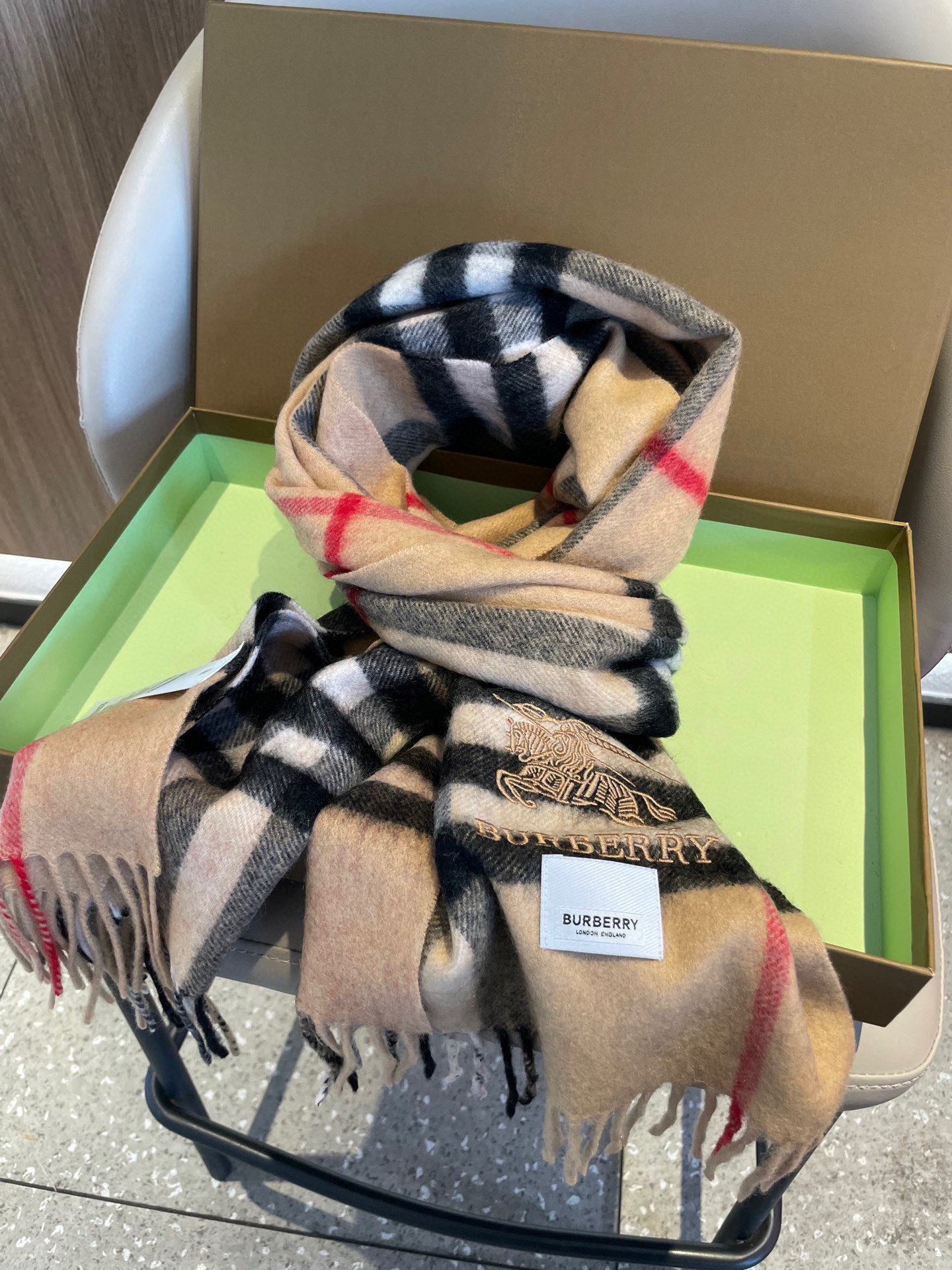 🔥巴宝莉经典格纹战马刺绣男女福利款❗️😍殿堂级御用芭芭家战马的经典格羊毛围巾🧣独家渠道货bulingbu