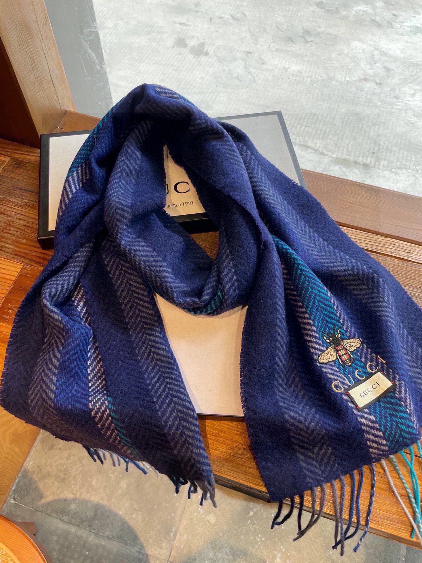 古奇（Gucci）小蜜蜂巴黎时装展羊绒围巾！采用蒙古高原细羊绒！手感满满地都是细腻的绒毛！这个价格绝对百