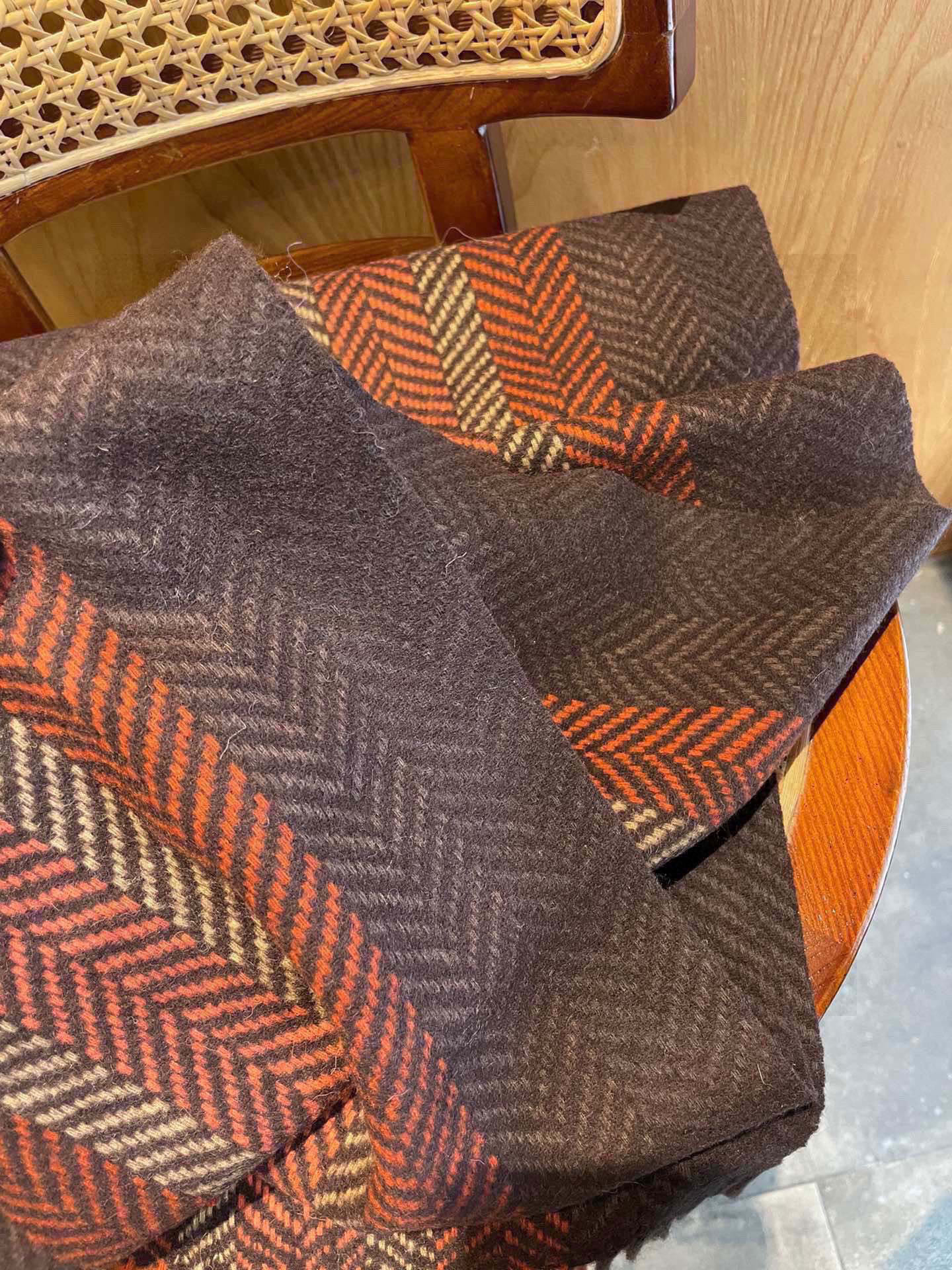 古奇（Gucci）小蜜蜂巴黎时装展羊绒围巾！采用蒙古高原细羊绒！手感满满地都是细腻的绒毛！这个价格绝对百