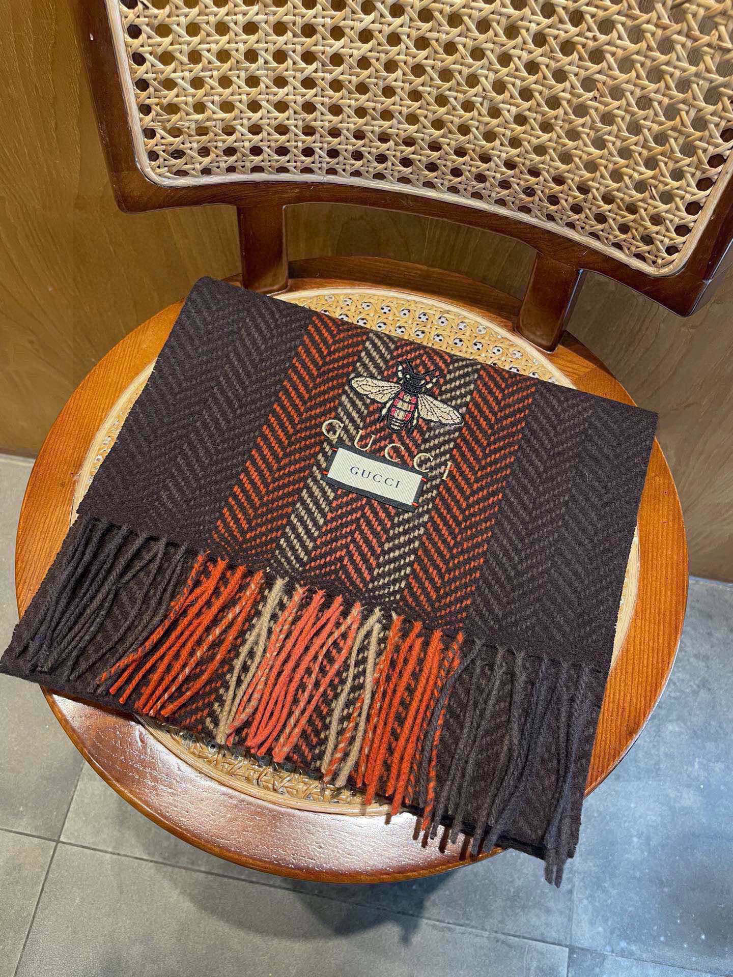 古奇（Gucci）小蜜蜂巴黎时装展羊绒围巾！采用蒙古高原细羊绒！手感满满地都是细腻的绒毛！这个价格绝对百