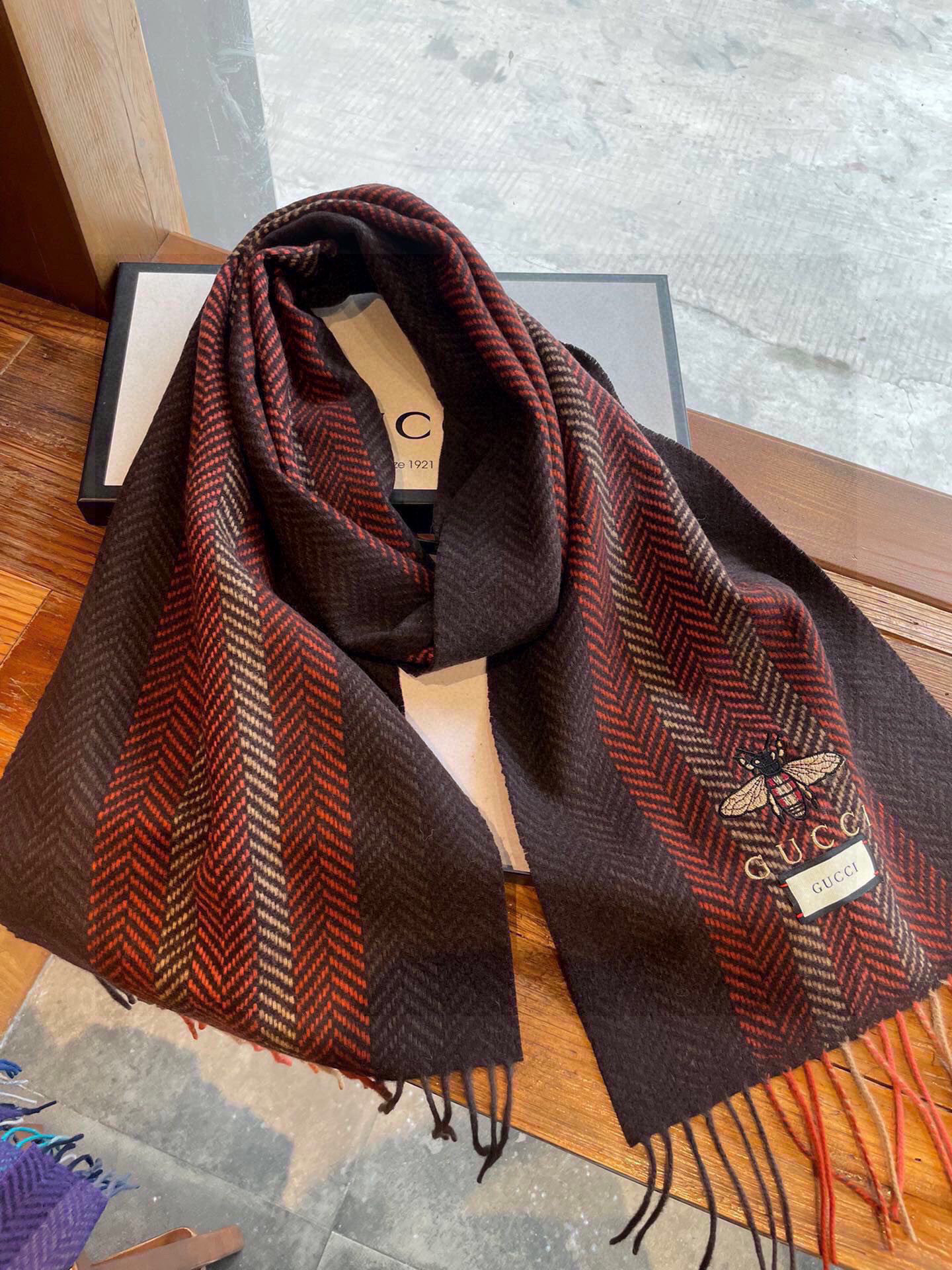 古奇（Gucci）小蜜蜂巴黎时装展羊绒围巾！采用蒙古高原细羊绒！手感满满地都是细腻的绒毛！这个价格绝对百