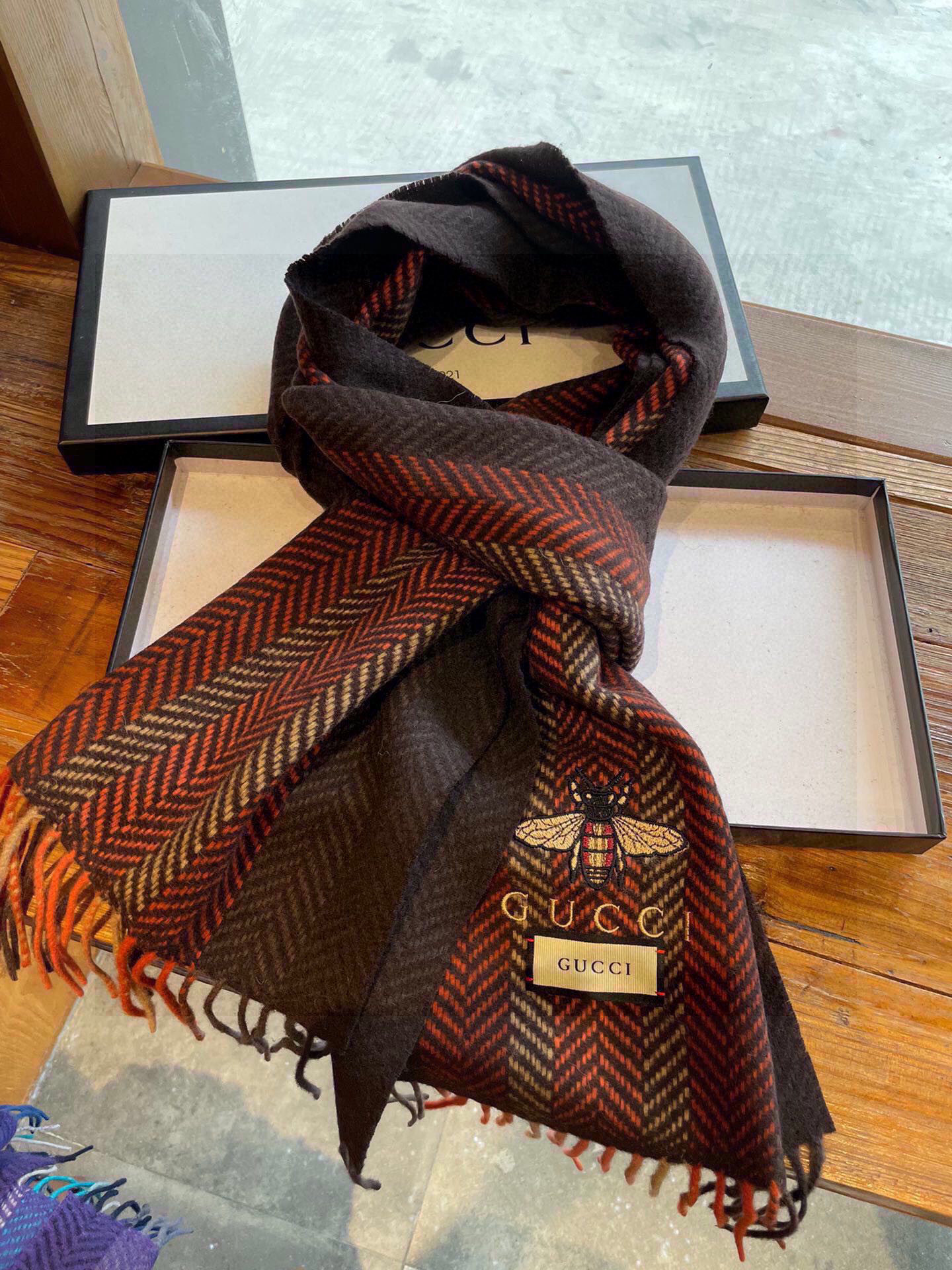 古奇（Gucci）小蜜蜂巴黎时装展羊绒围巾！采用蒙古高原细羊绒！手感满满地都是细腻的绒毛！这个价格绝对百