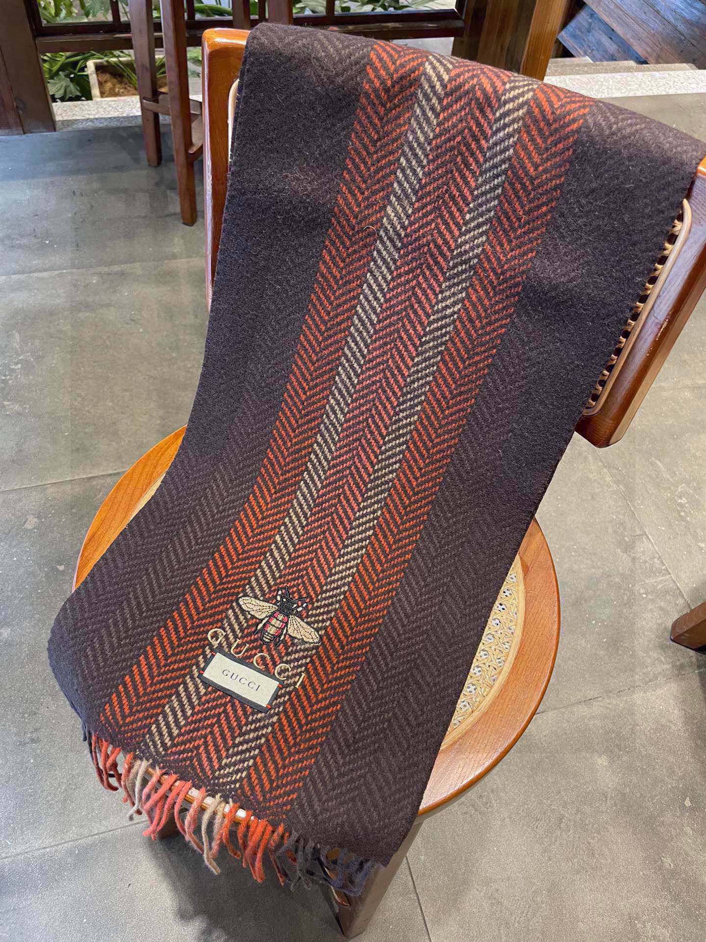 古奇（Gucci）小蜜蜂巴黎时装展羊绒围巾！采用蒙古高原细羊绒！手感满满地都是细腻的绒毛！这个价格绝对百