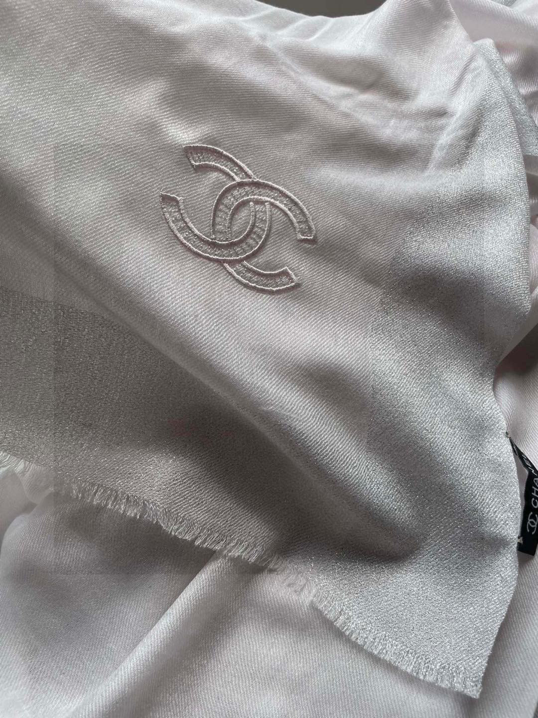 新款香奈儿顶级旷世绝美👼，👏小香风绝美百搭款💋专柜限量哦‼有钱都很难订到💛💙💜顶级纯羊绒，品质上乘✨精美