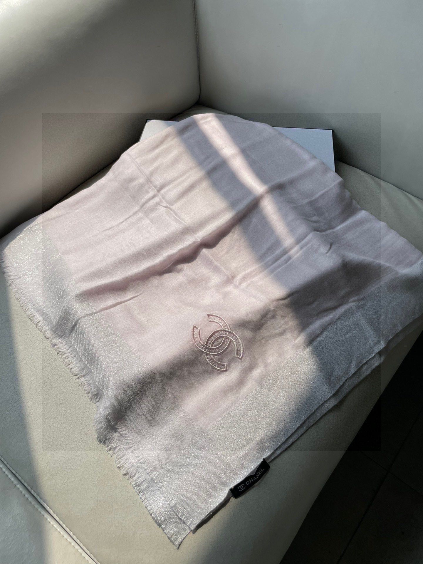 新款香奈儿顶级旷世绝美👼，👏小香风绝美百搭款💋专柜限量哦‼有钱都很难订到💛💙💜顶级纯羊绒，品质上乘✨精美