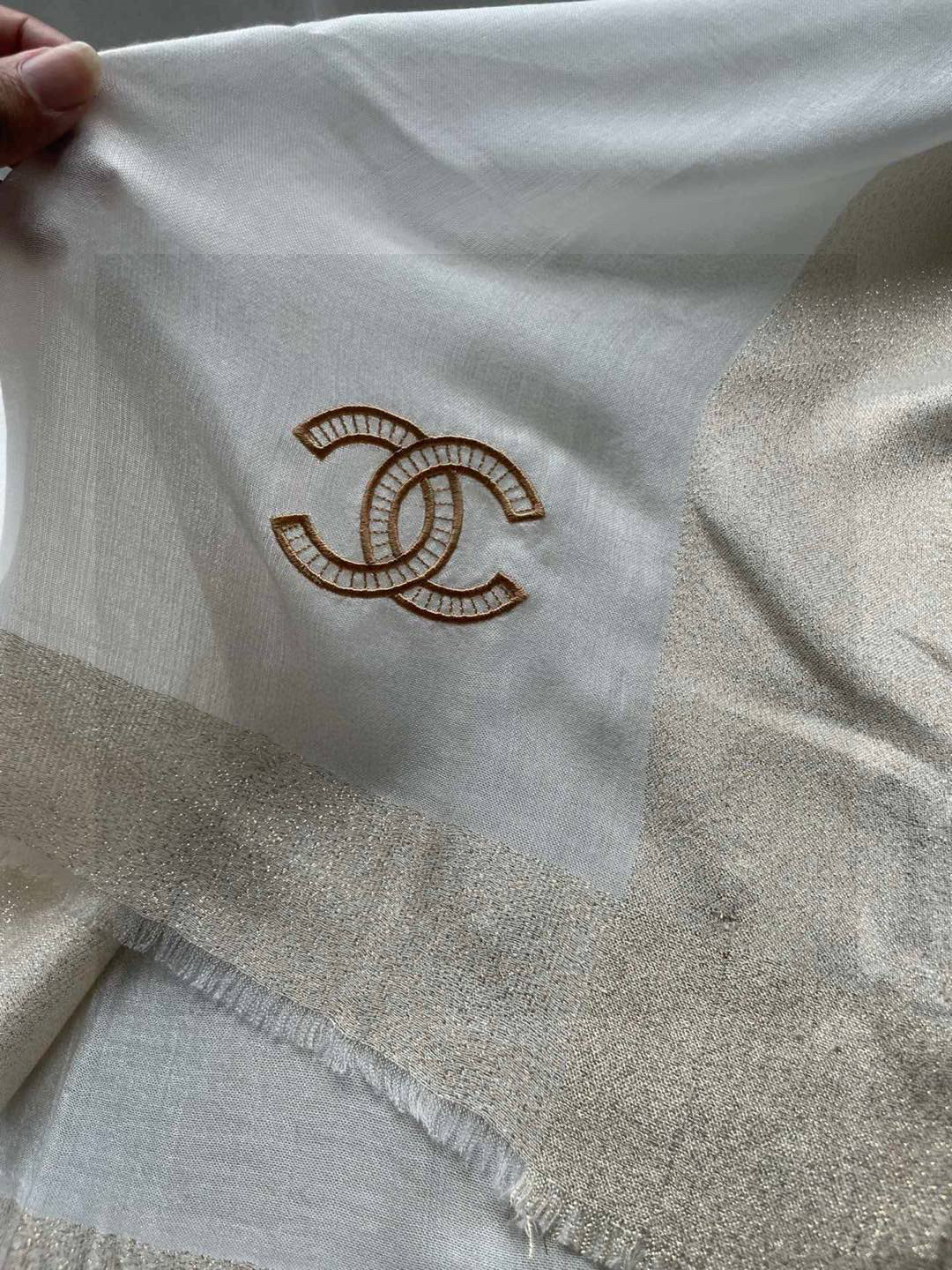 新款香奈儿顶级旷世绝美👼，👏小香风绝美百搭款💋专柜限量哦‼有钱都很难订到💛💙💜顶级纯羊绒，品质上乘✨精美