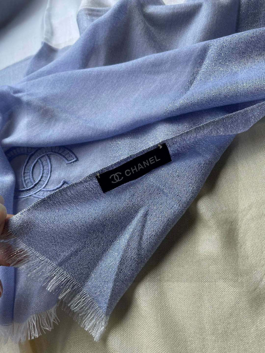 新款香奈儿顶级旷世绝美👼，👏小香风绝美百搭款💋专柜限量哦‼有钱都很难订到💛💙💜顶级纯羊绒，品质上乘✨精美