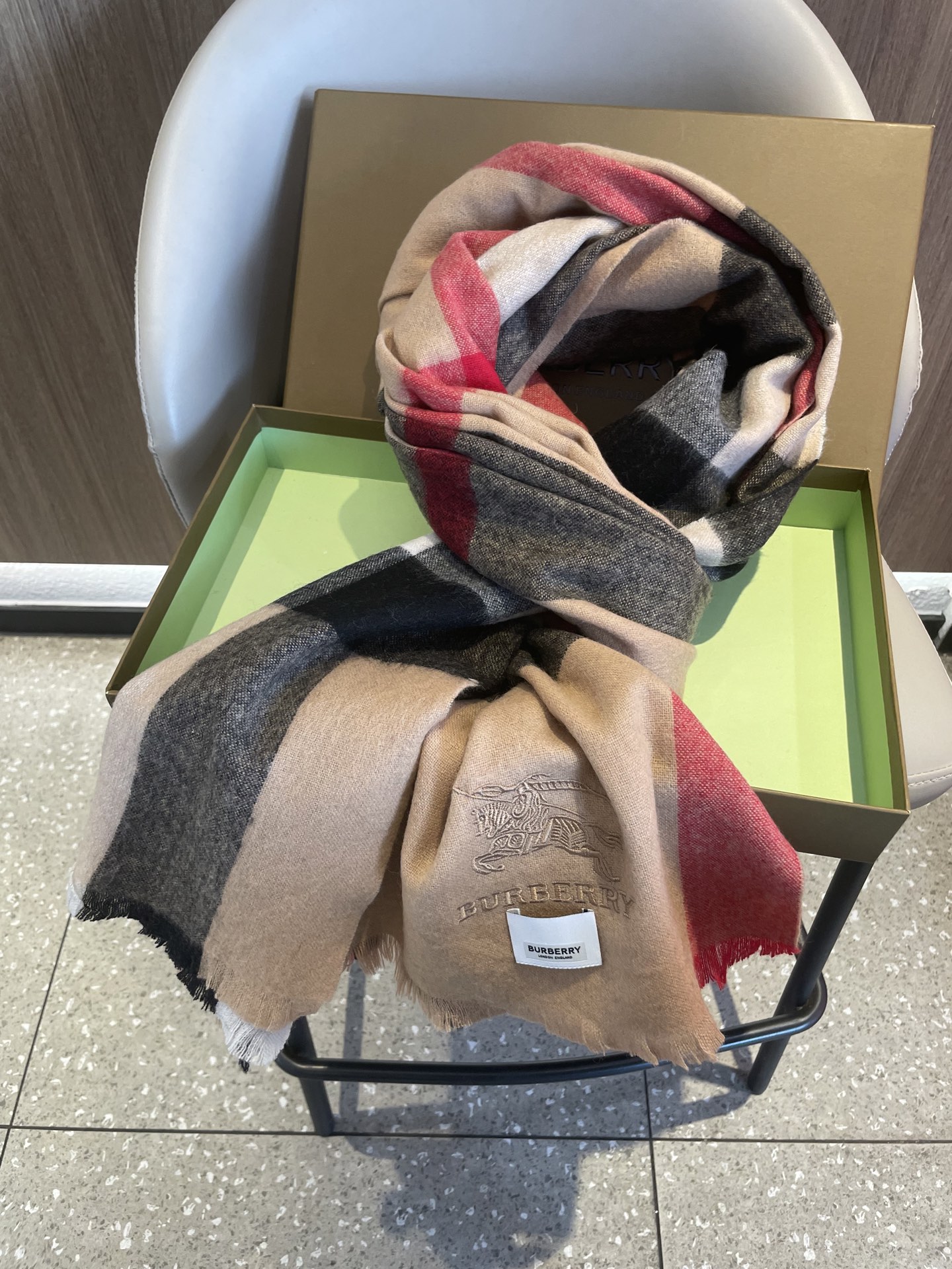 。巴宝莉经典大格男女同款短须披肩✨羊绒经典格纹👐围巾♨️高尖端产物⚠️，经典logo刺绣，时尚大牌的顶尖