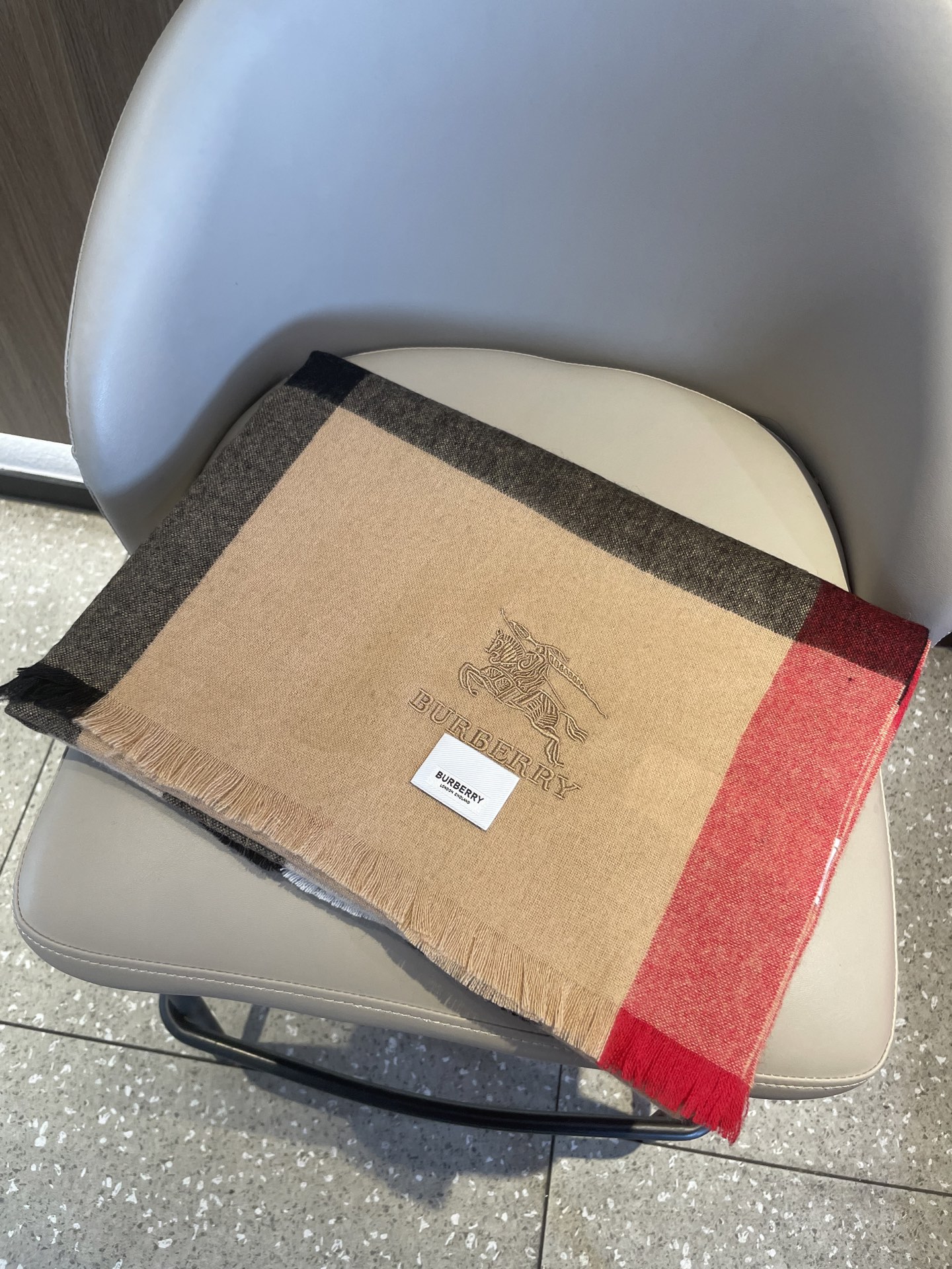 。巴宝莉经典大格男女同款短须披肩✨羊绒经典格纹👐围巾♨️高尖端产物⚠️，经典logo刺绣，时尚大牌的顶尖