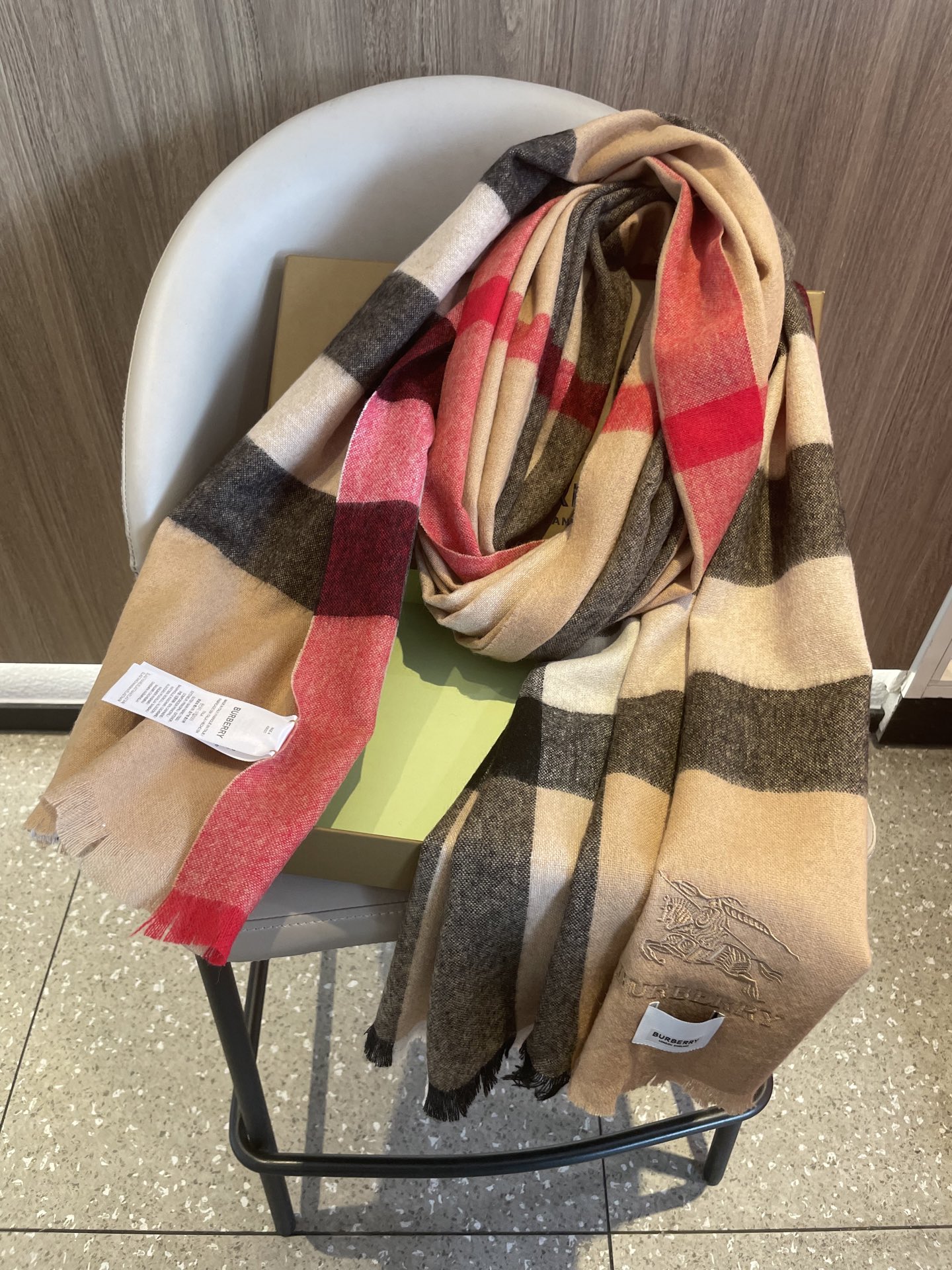 。巴宝莉经典大格男女同款短须披肩✨羊绒经典格纹👐围巾♨️高尖端产物⚠️，经典logo刺绣，时尚大牌的顶尖