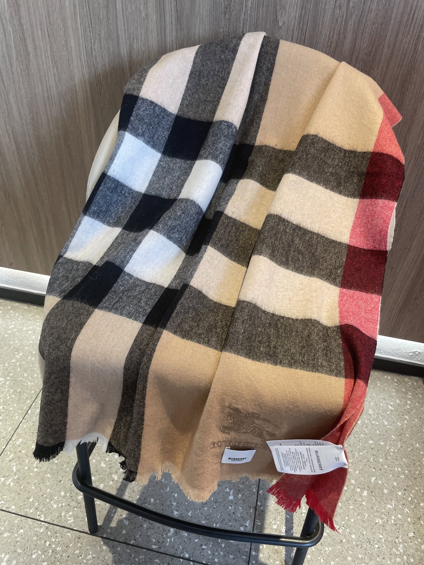 。巴宝莉经典大格男女同款短须披肩✨羊绒经典格纹👐围巾♨️高尖端产物⚠️，经典logo刺绣，时尚大牌的顶尖