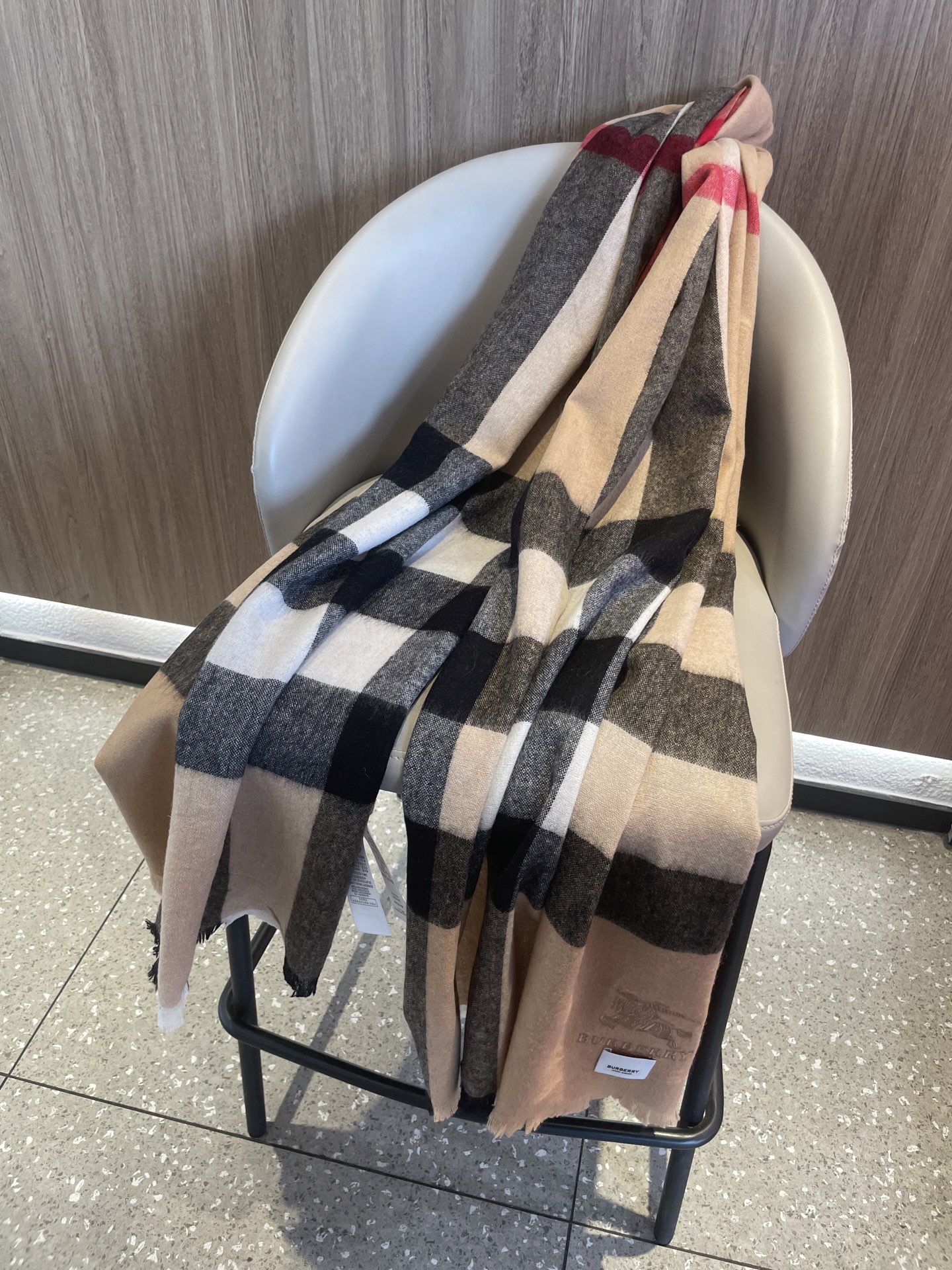 。巴宝莉经典大格男女同款短须披肩✨羊绒经典格纹👐围巾♨️高尖端产物⚠️，经典logo刺绣，时尚大牌的顶尖