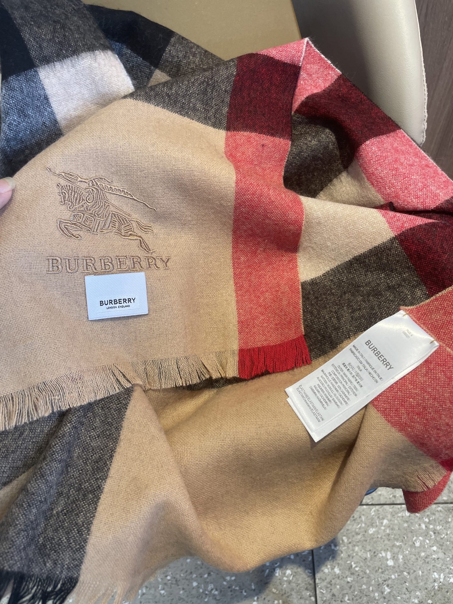 。巴宝莉经典大格男女同款短须披肩✨羊绒经典格纹👐围巾♨️高尖端产物⚠️，经典logo刺绣，时尚大牌的顶尖