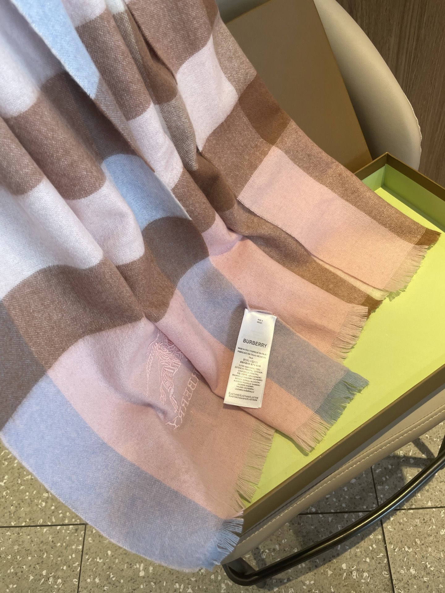 。巴宝莉经典大格男女同款短须披肩✨羊绒经典格纹👐围巾♨️高尖端产物⚠️，经典logo刺绣，时尚大牌的顶尖