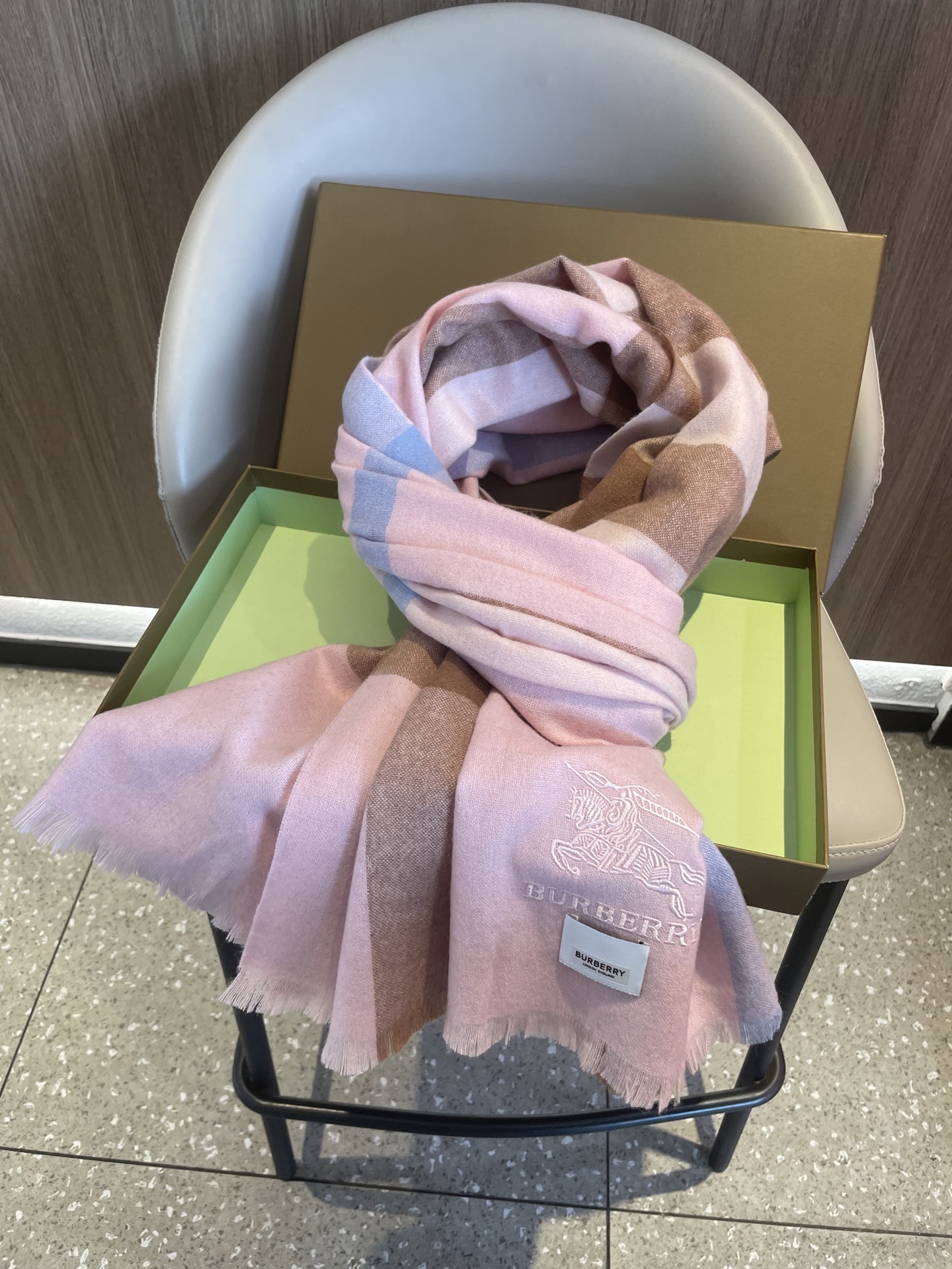 。巴宝莉经典大格男女同款短须披肩✨羊绒经典格纹👐围巾♨️高尖端产物⚠️，经典logo刺绣，时尚大牌的顶尖