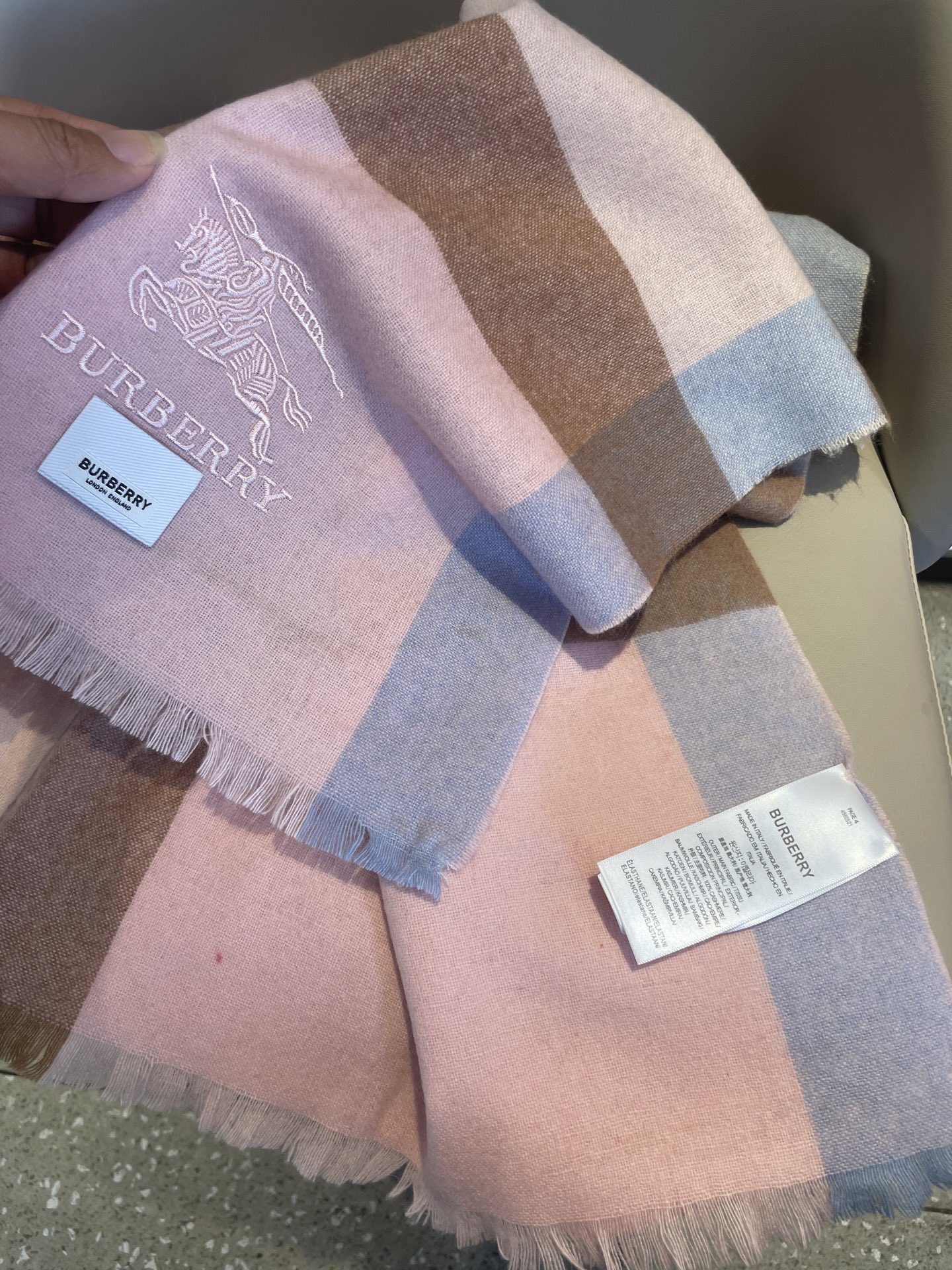 。巴宝莉经典大格男女同款短须披肩✨羊绒经典格纹👐围巾♨️高尖端产物⚠️，经典logo刺绣，时尚大牌的顶尖