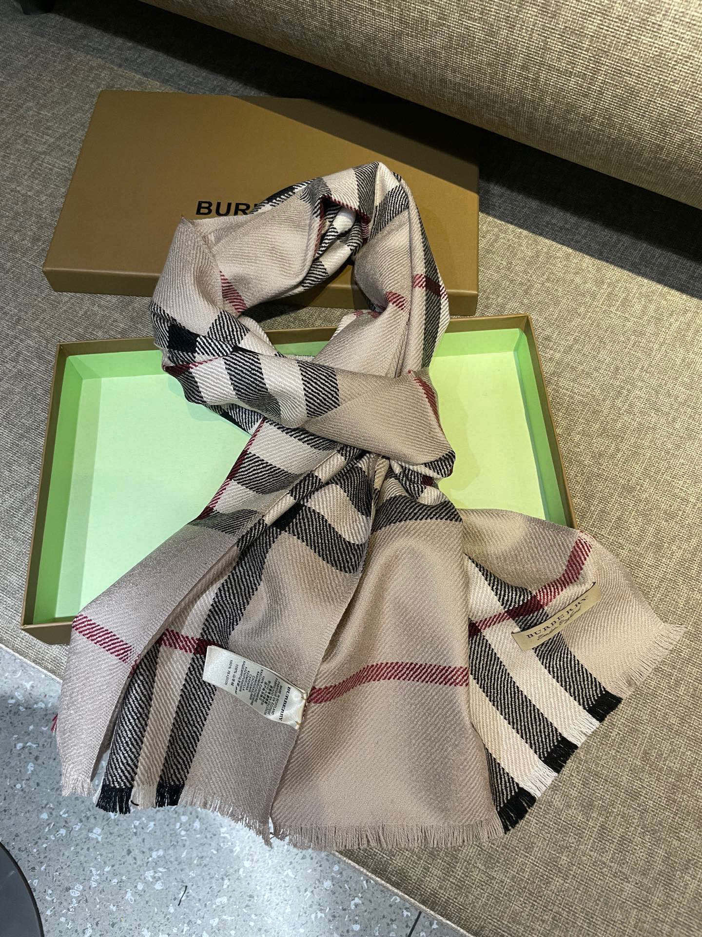 同步官网，巴宝莉经典时尚的情怀。日常时髦实用款】Burberry新款，真的无敌时髦百搭！！独有的格调，这