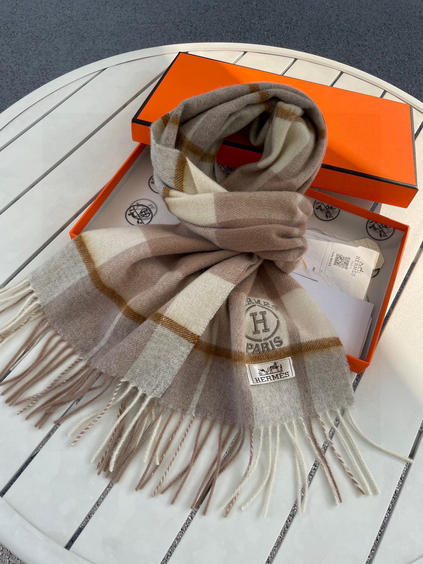 。🆕Hermes · 爱马仕女士经典格子拼接🎊重磅推荐💥 100%顶级山羊绒材质🔥非常保暖👑 柔软亲肤，