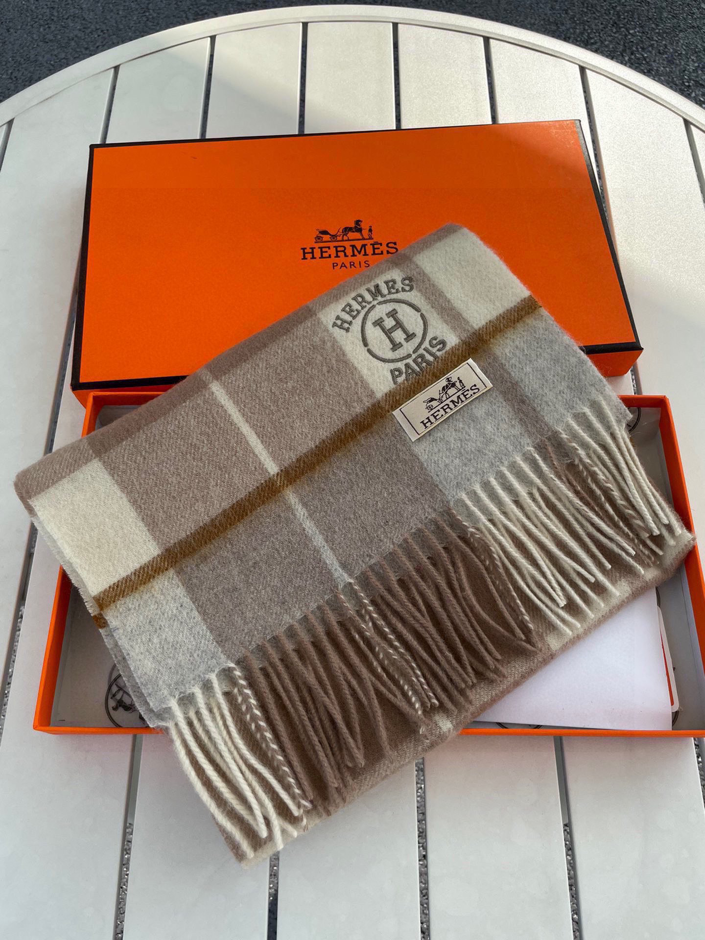 。🆕Hermes · 爱马仕女士经典格子拼接🎊重磅推荐💥 100%顶级山羊绒材质🔥非常保暖👑 柔软亲肤，