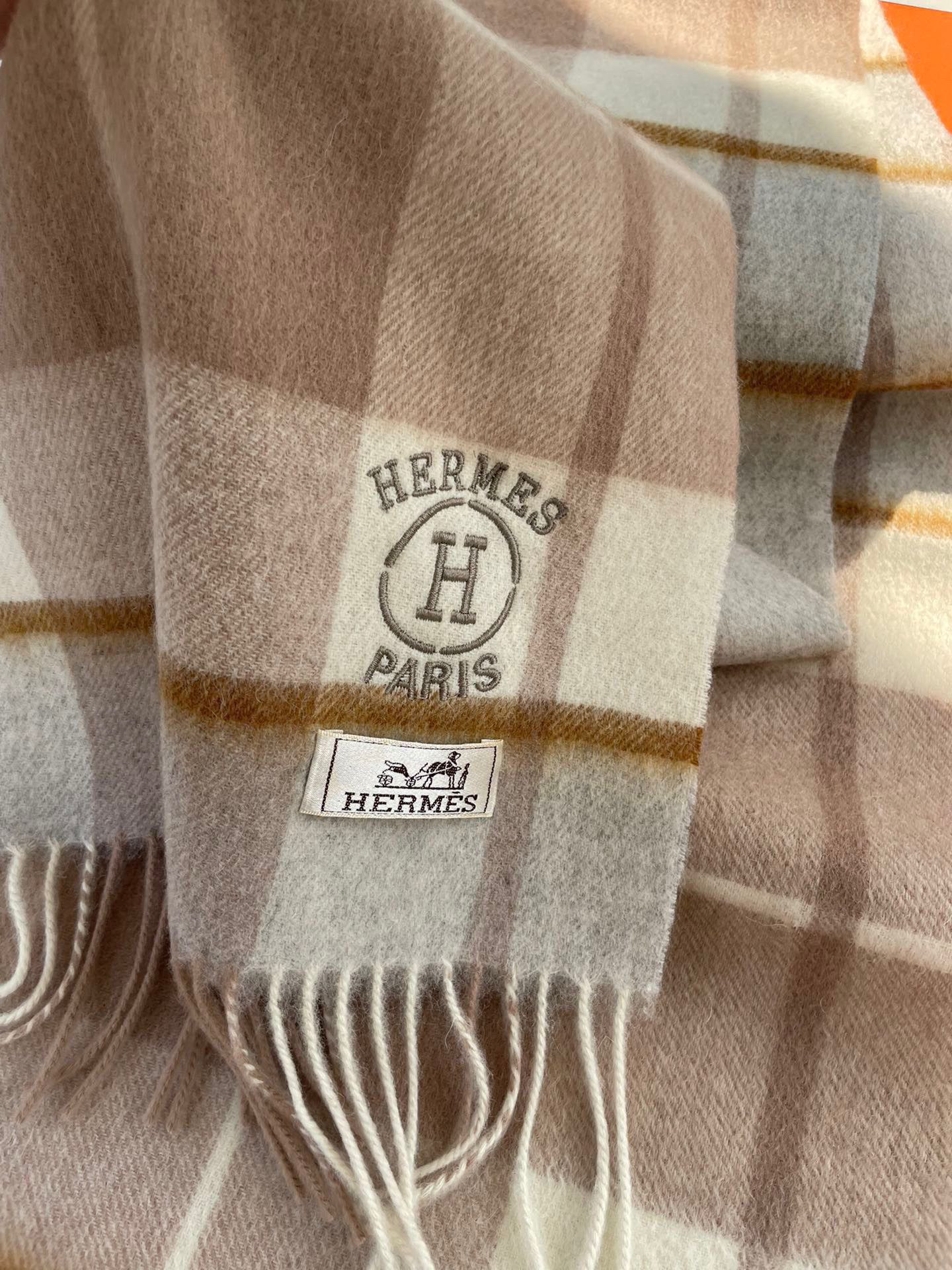 。🆕Hermes · 爱马仕女士经典格子拼接🎊重磅推荐💥 100%顶级山羊绒材质🔥非常保暖👑 柔软亲肤，