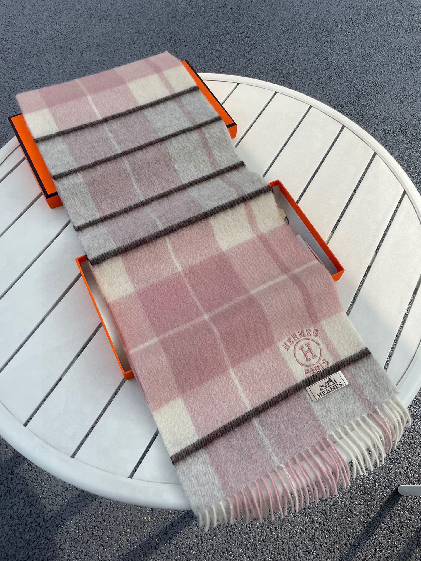 。🆕Hermes · 爱马仕女士经典格子拼接🎊重磅推荐💥 100%顶级山羊绒材质🔥非常保暖👑 柔软亲肤，