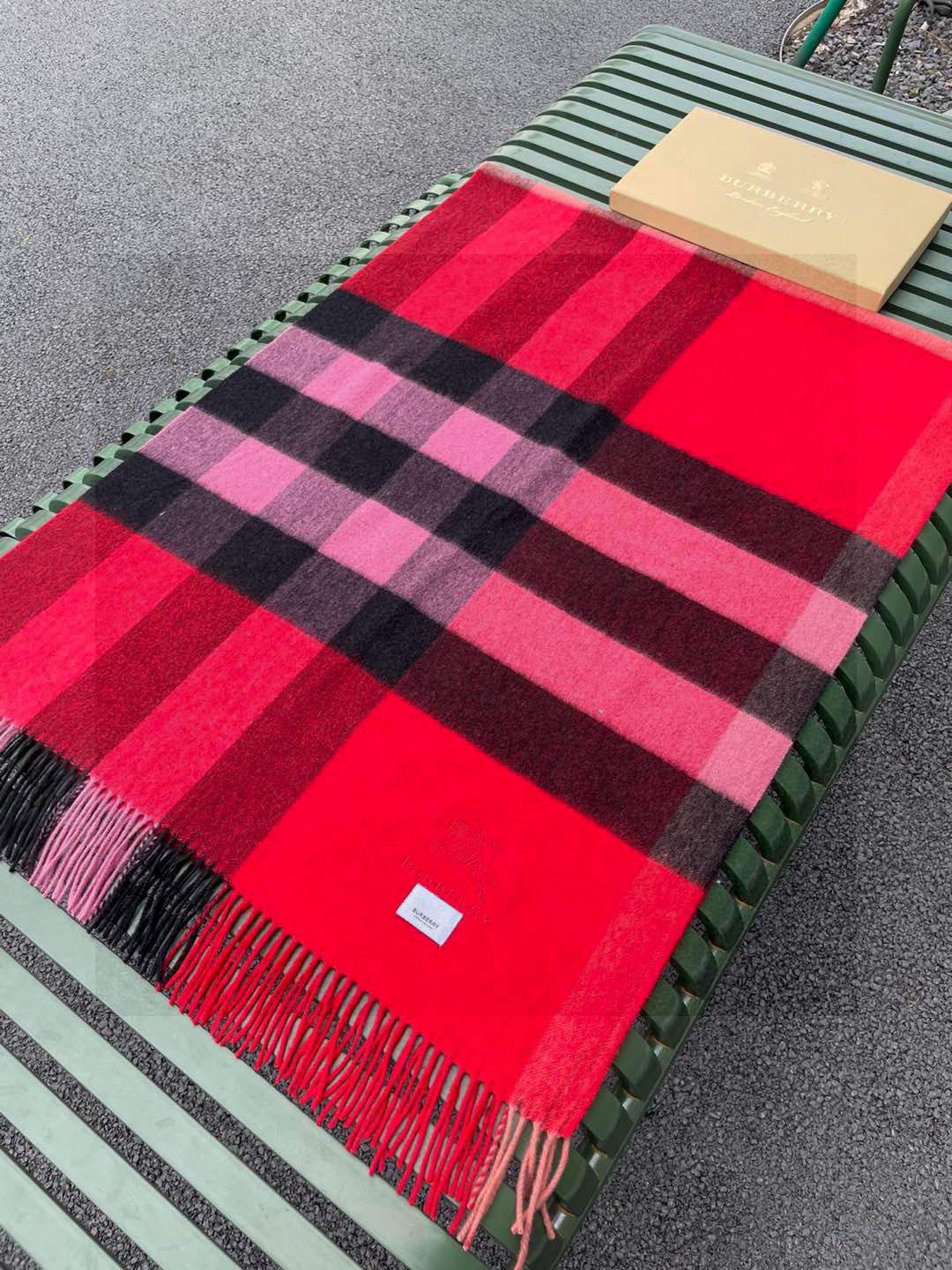 ☀️巴宝莉经典格子万年款，bbr战马刺绣🪡经典【大格披肩】品质手感好到不行‼️100%羊羔绒♨️高尖端产