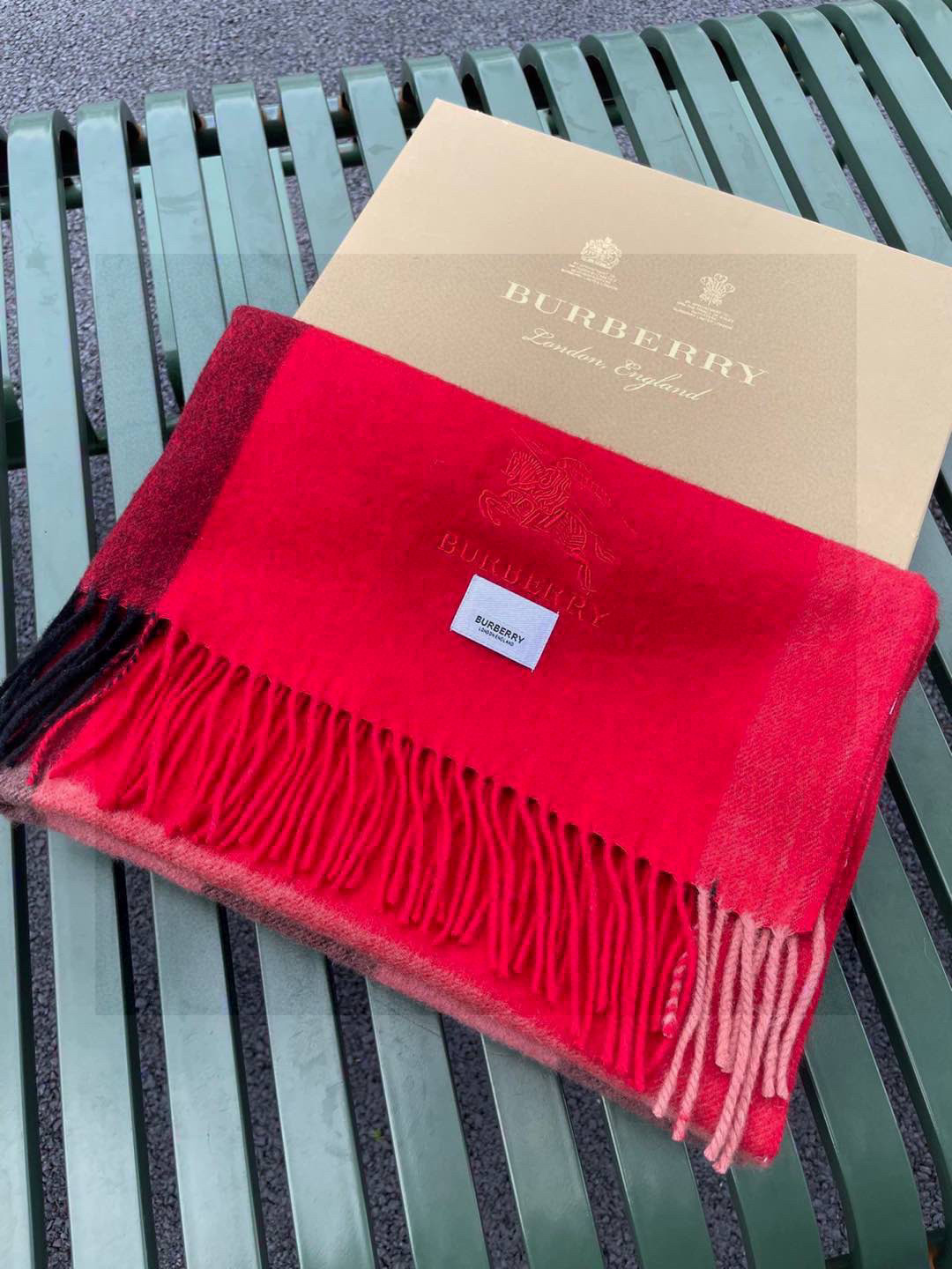 ☀️巴宝莉经典格子万年款，bbr战马刺绣🪡经典【大格披肩】品质手感好到不行‼️100%羊羔绒♨️高尖端产