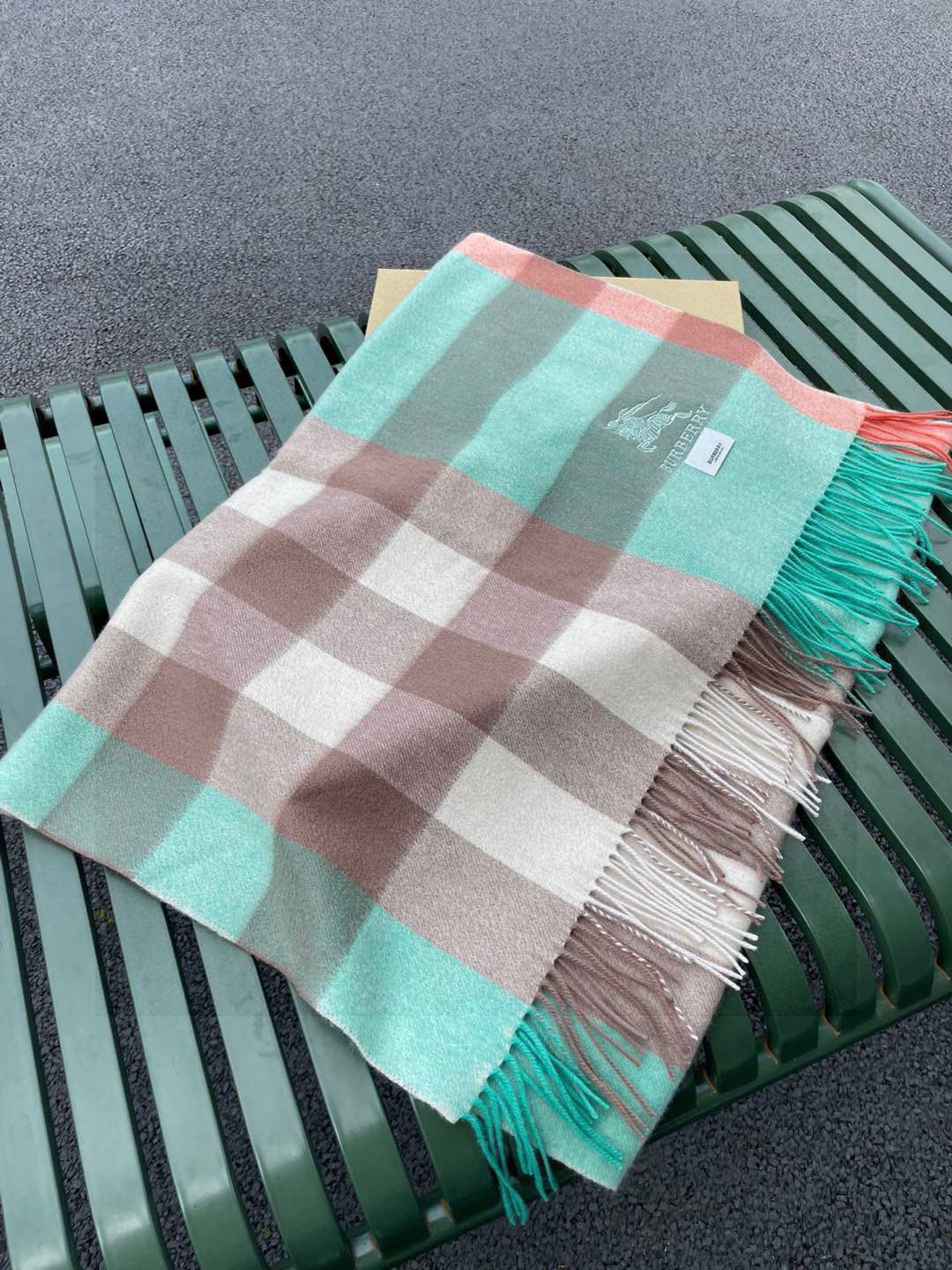 ☀️巴宝莉经典格子万年款，bbr战马刺绣🪡经典【大格披肩】品质手感好到不行‼️100%羊羔绒♨️高尖端产