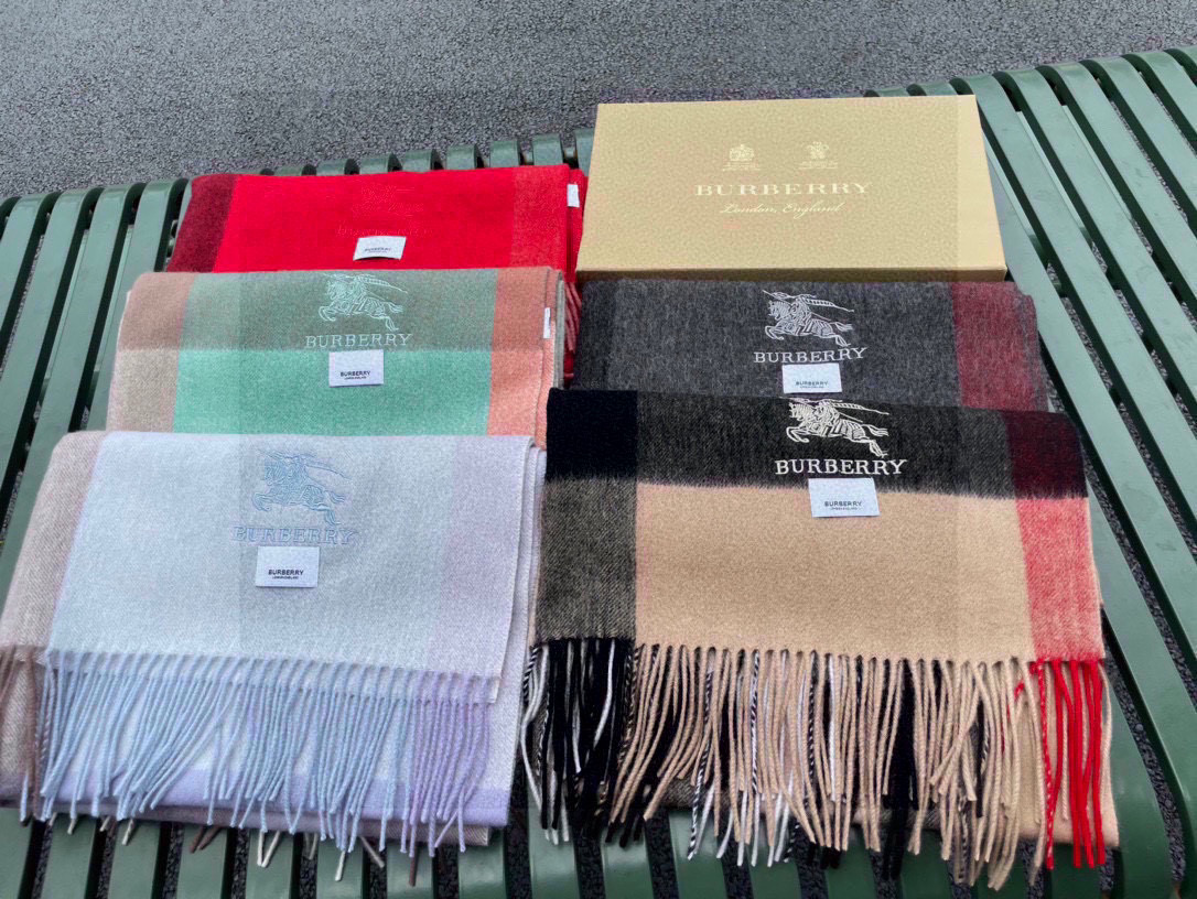 ☀️巴宝莉经典格子万年款，bbr战马刺绣🪡经典【大格披肩】品质手感好到不行‼️100%羊羔绒♨️高尖端产