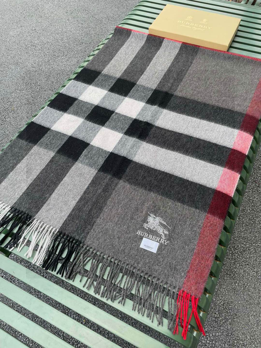 ☀️巴宝莉经典格子万年款，bbr战马刺绣🪡经典【大格披肩】品质手感好到不行‼️100%羊羔绒♨️高尖端产