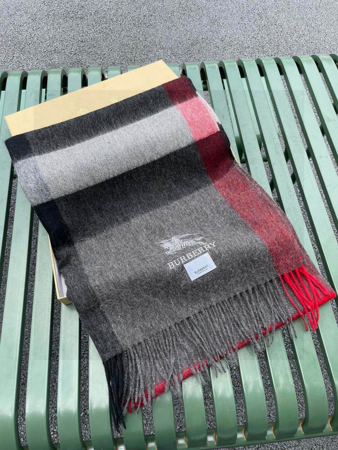 ☀️巴宝莉经典格子万年款，bbr战马刺绣🪡经典【大格披肩】品质手感好到不行‼️100%羊羔绒♨️高尖端产