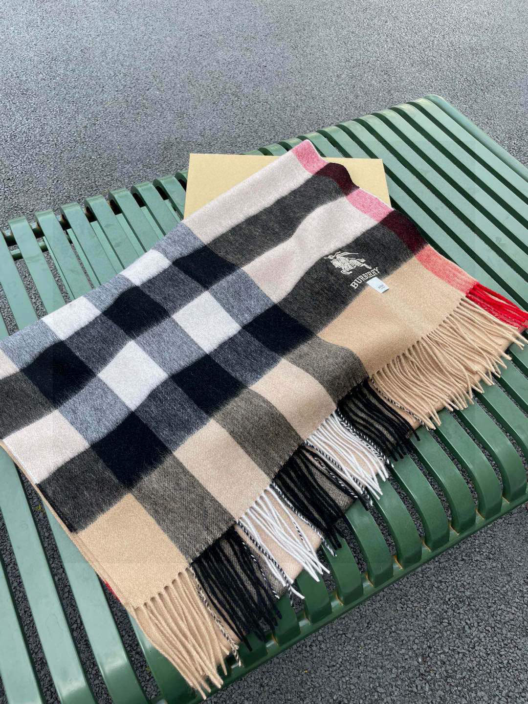 ☀️巴宝莉经典格子万年款，bbr战马刺绣🪡经典【大格披肩】品质手感好到不行‼️100%羊羔绒♨️高尖端产