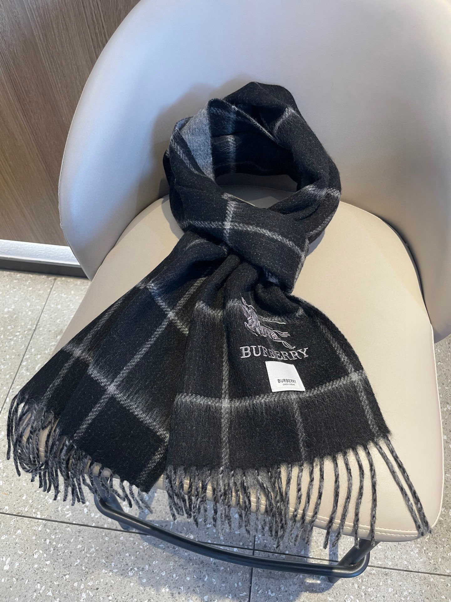 新款巴宝莉双面羊绒❗男女同款围巾且买且珍惜羊绒款😍~都是出口订单所以比较难遇❤东西讲究少而精😍好看的一定