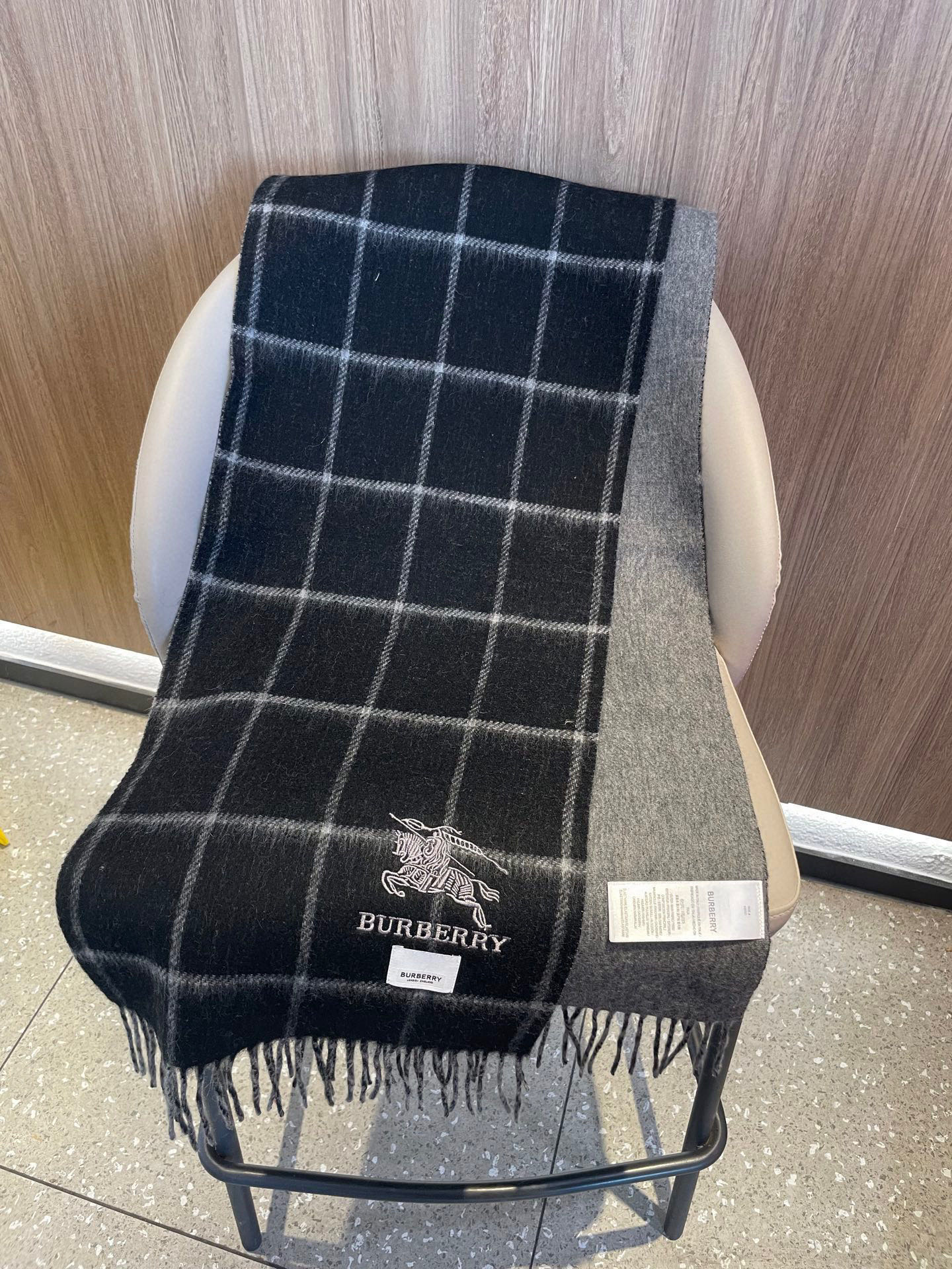 新款巴宝莉双面羊绒❗男女同款围巾且买且珍惜羊绒款😍~都是出口订单所以比较难遇❤东西讲究少而精😍好看的一定