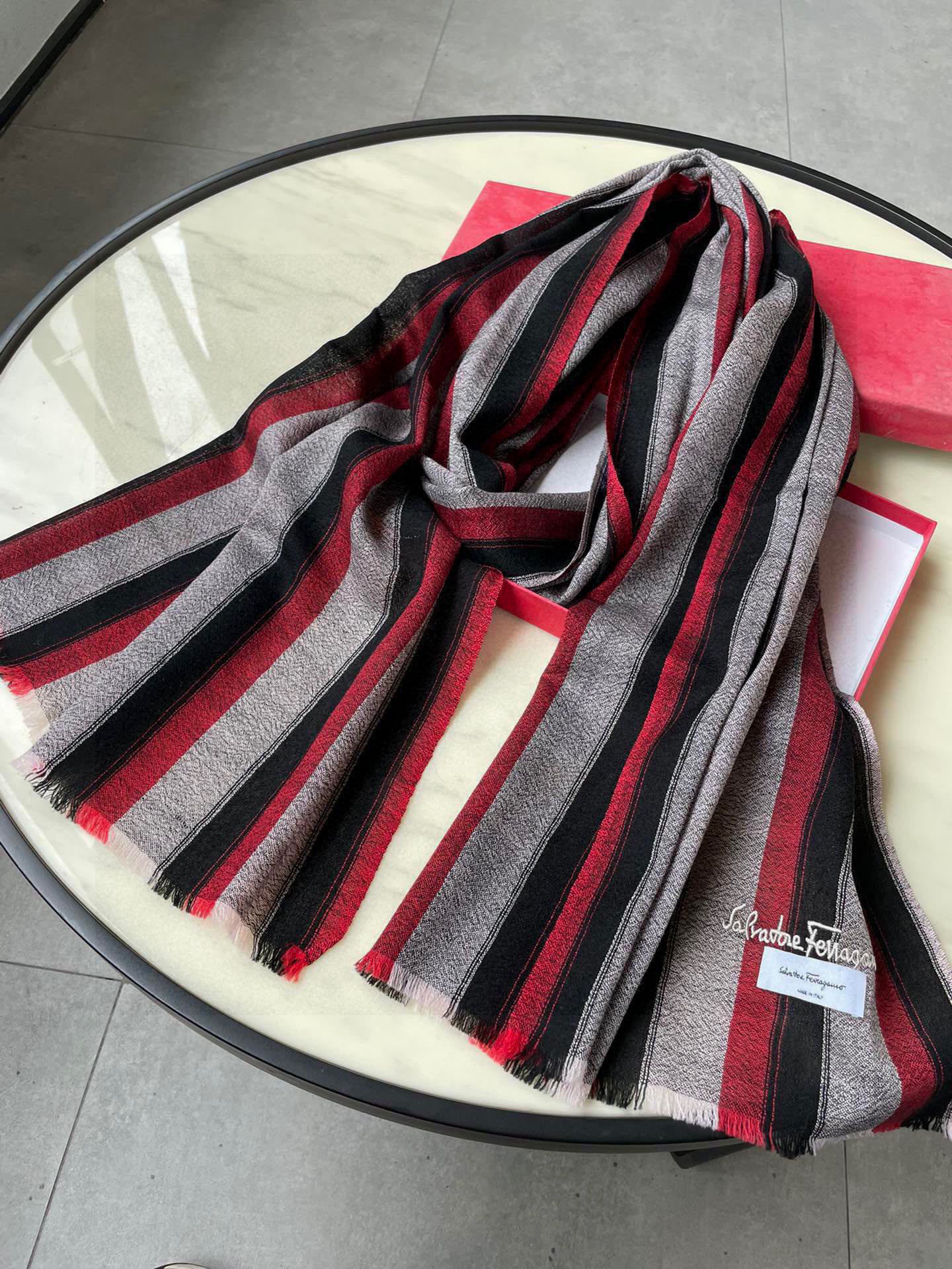 菲拉格慕 男士【原单】高尖端⚠️2024新品【竖条纹】进口丝羊毛面料♨️高尖端产物⚠️绝对令人尖叫的品质