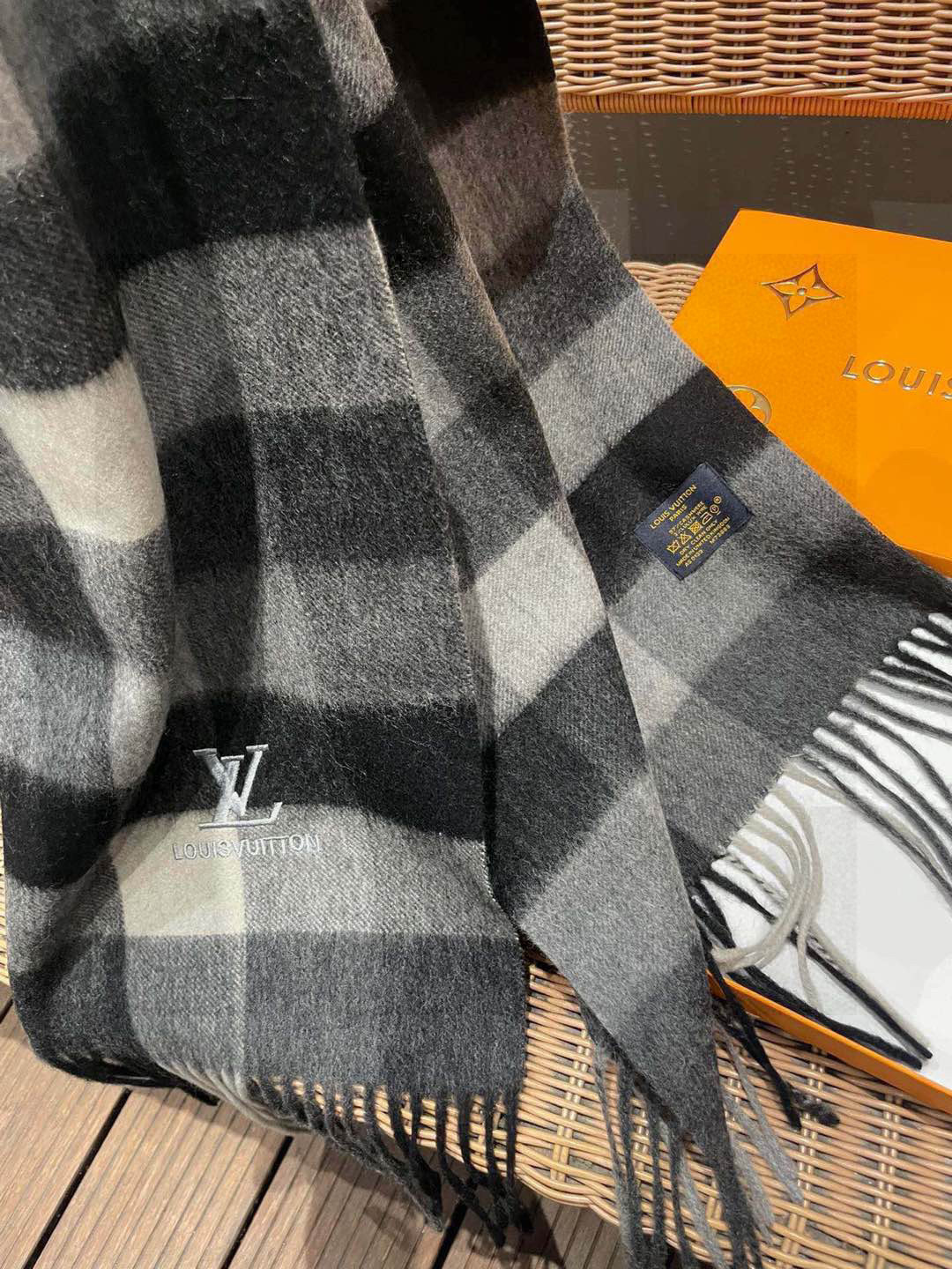 新款路易威登LV❗️羊绒方格子好看的要疯掉了👍太有型太有魅力了！！！非常斯文时尚的秋冬单品！真的很喜欢，