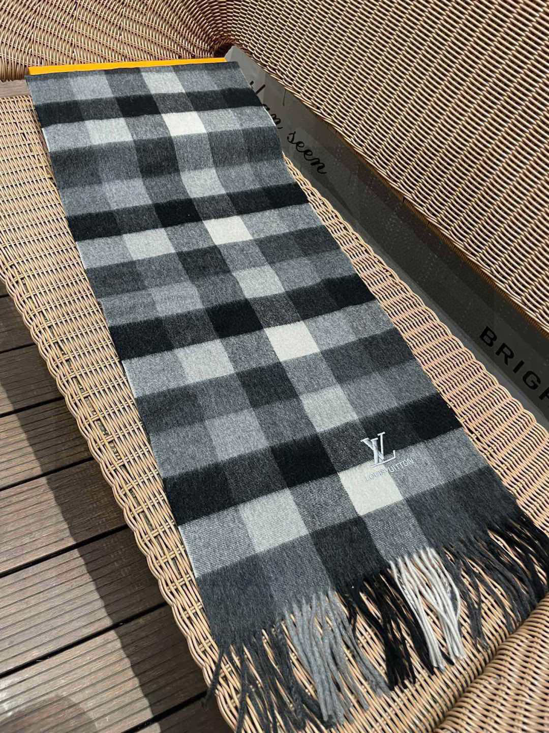 新款路易威登LV❗️羊绒方格子好看的要疯掉了👍太有型太有魅力了！！！非常斯文时尚的秋冬单品！真的很喜欢，