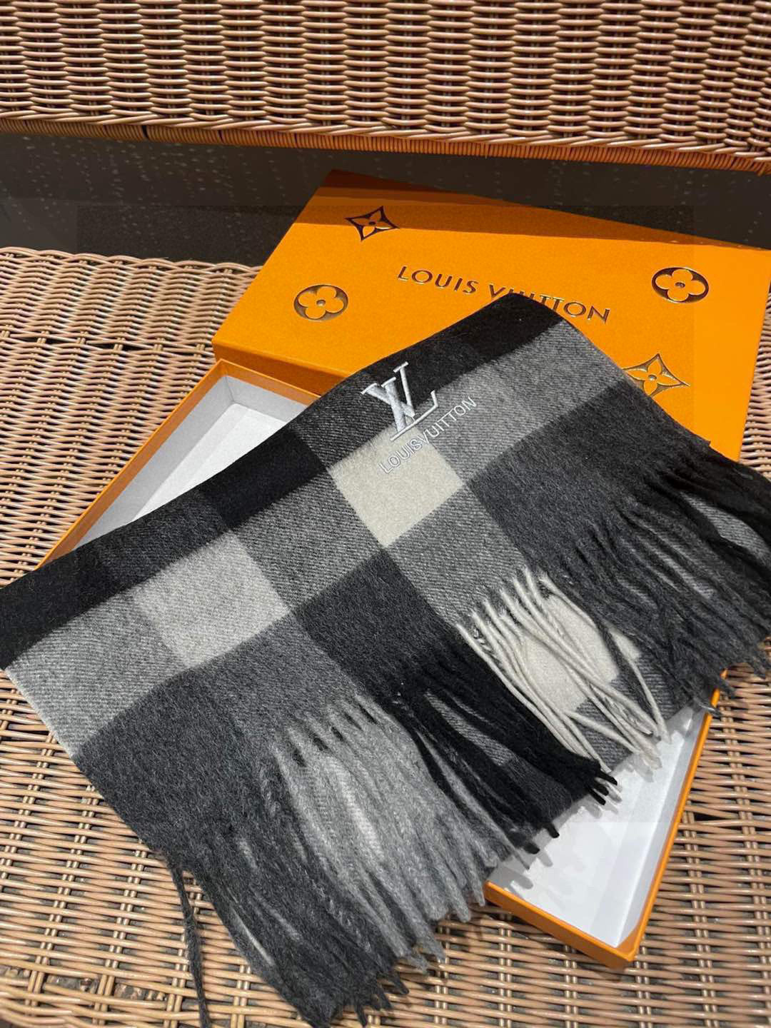 新款路易威登LV❗️羊绒方格子好看的要疯掉了👍太有型太有魅力了！！！非常斯文时尚的秋冬单品！真的很喜欢，