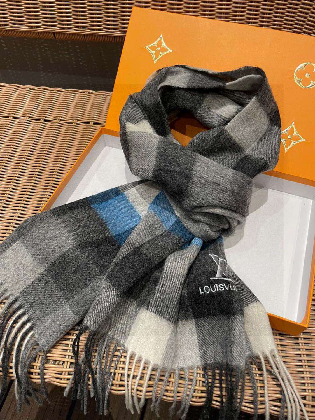 新款路易威登LV❗️羊绒方格子好看的要疯掉了👍太有型太有魅力了！！！非常斯文时尚的秋冬单品！真的很喜欢，